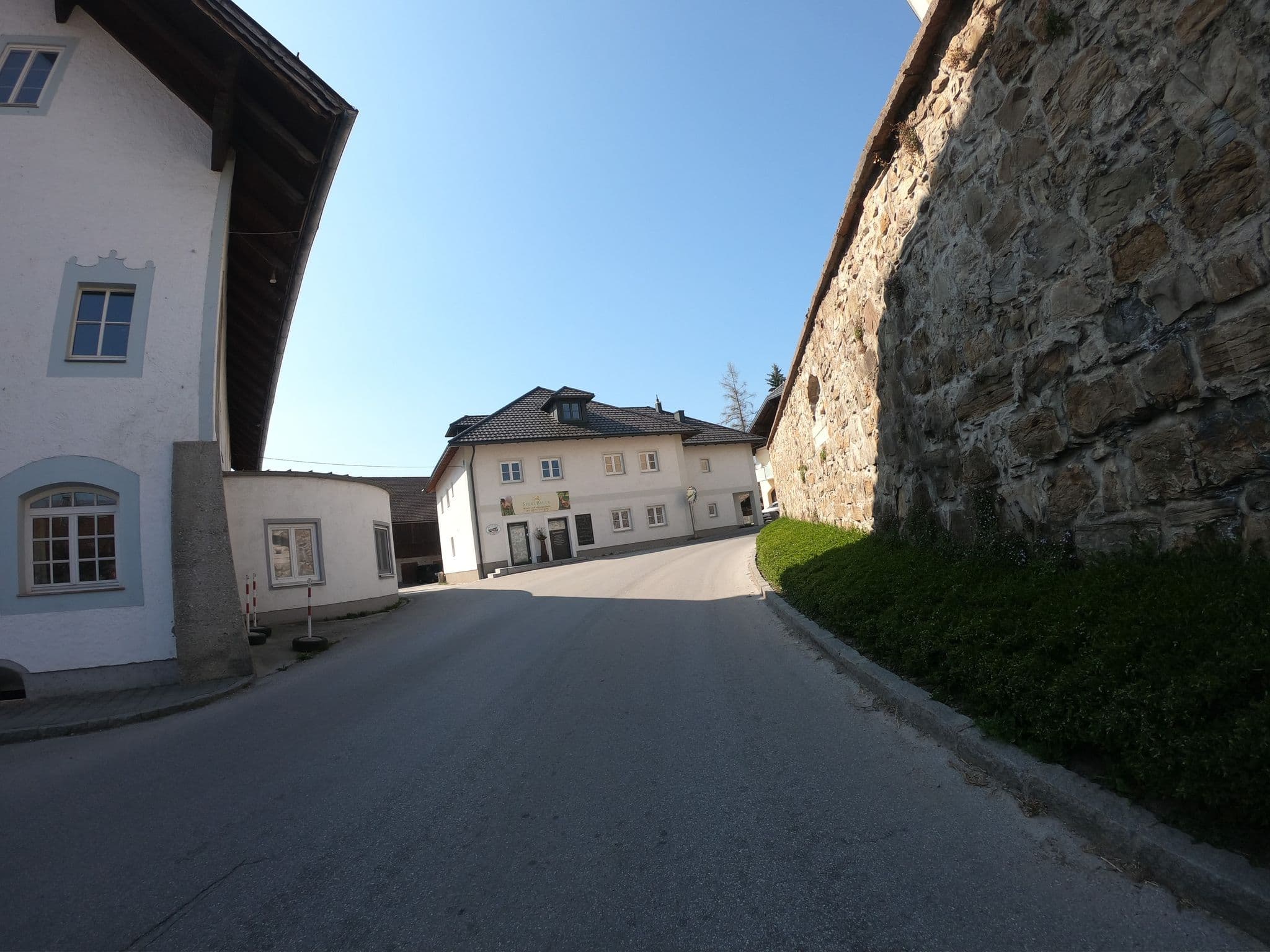 Street view near Gasthaus Voglwirt - Inh. Josef Hillerzeder, Anthering — © flansch (CC BY-SA · Mapillary)
