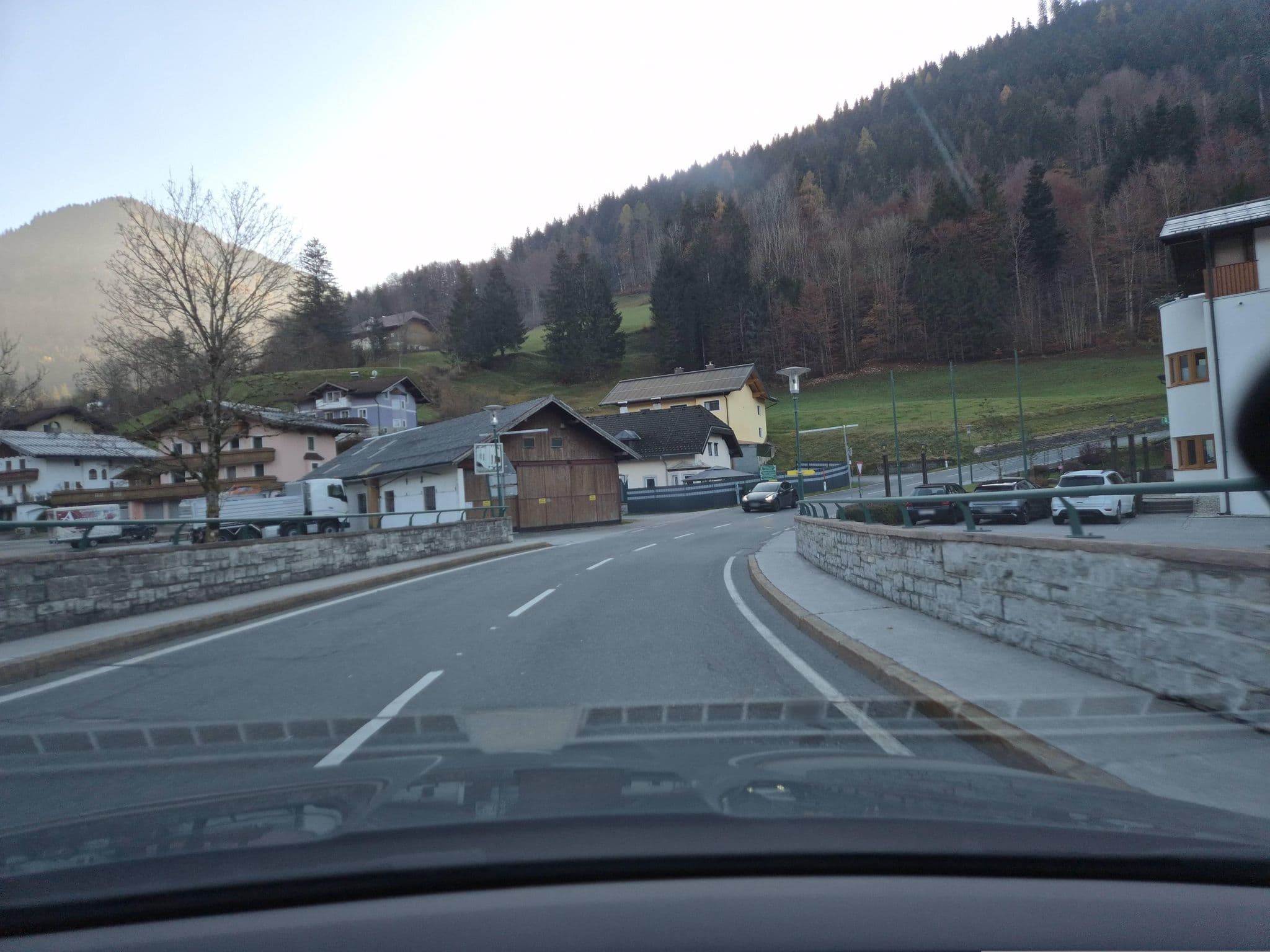 Street view near Gasthaus Sagwirt, Adnet — © schermy_at (CC BY-SA · Mapillary)
