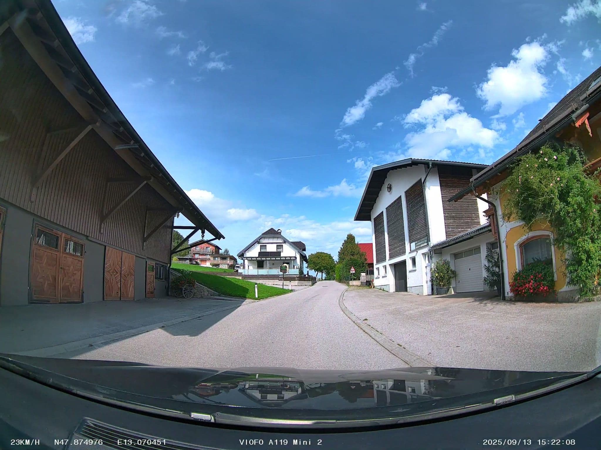 Street view near Girlinggut, Elixhausen — © soulcover (CC BY-SA · Mapillary)