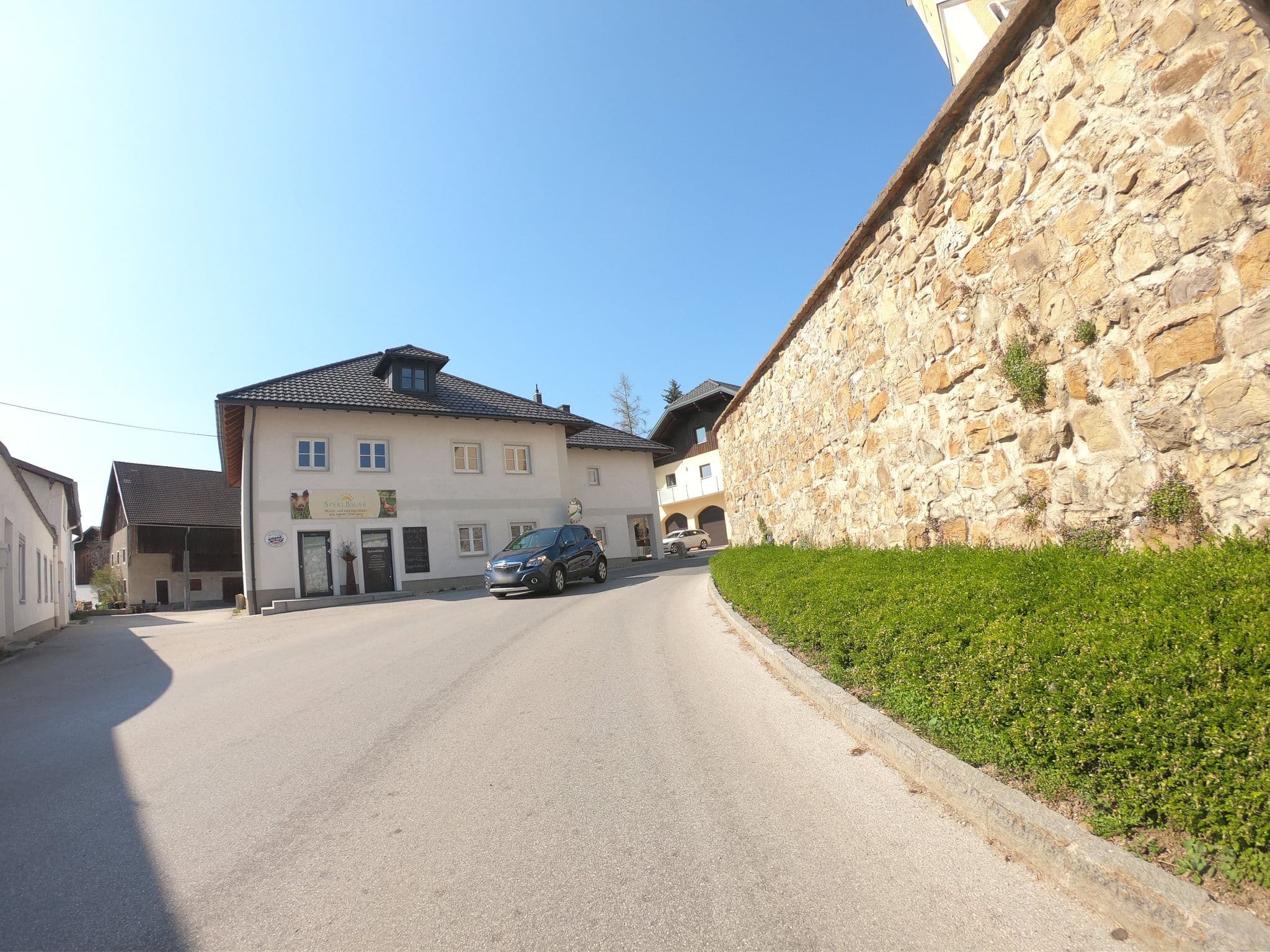 Street view near Gasthof-Pension Voglwirt, Anthering — © flansch (CC BY-SA · Mapillary)