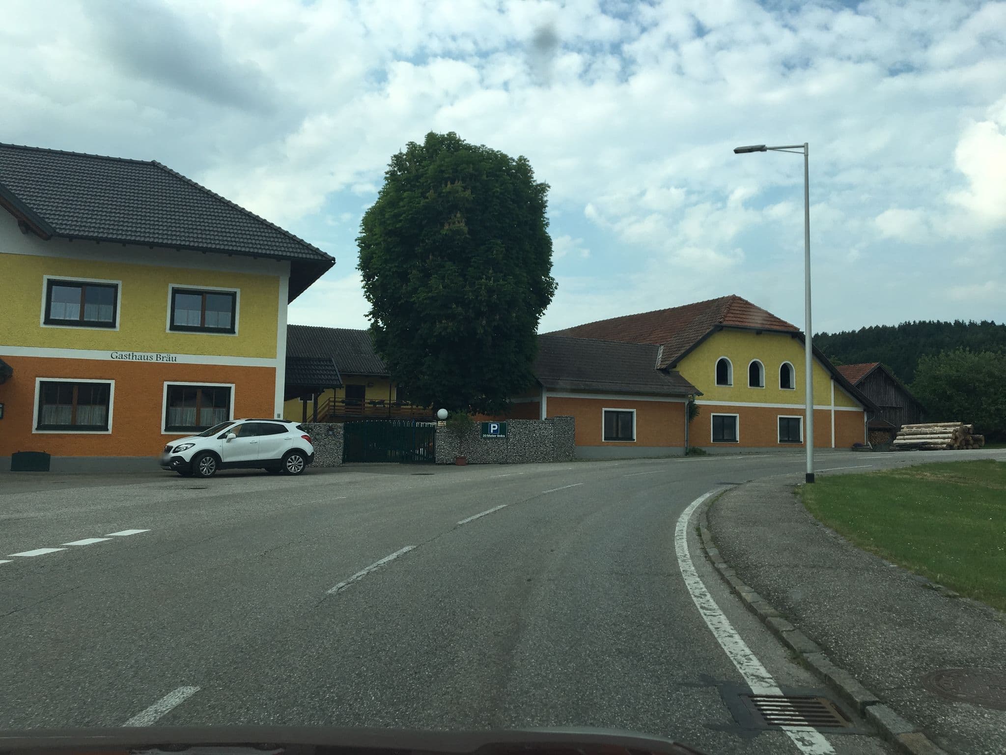 Street view near Gasthaus Präu Dietmar Weinbrenner, Schalchen — © schobi (CC BY-SA · Mapillary)