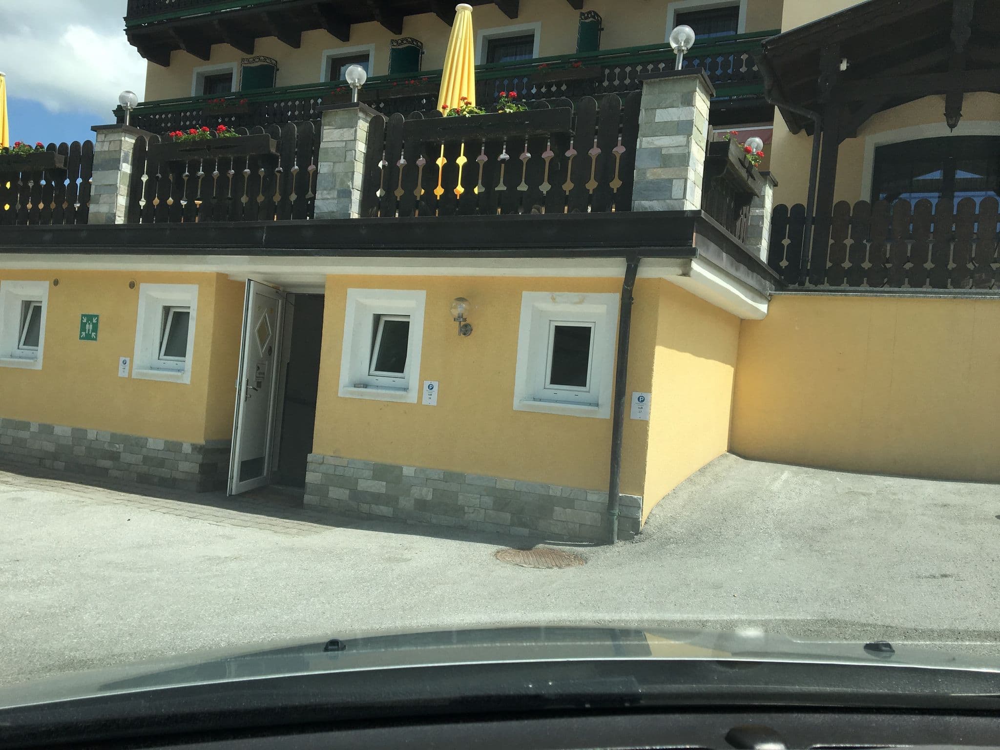 Street view near Alpengasthof Kirchboden, Hof — © chicc0 (CC BY-SA · Mapillary)