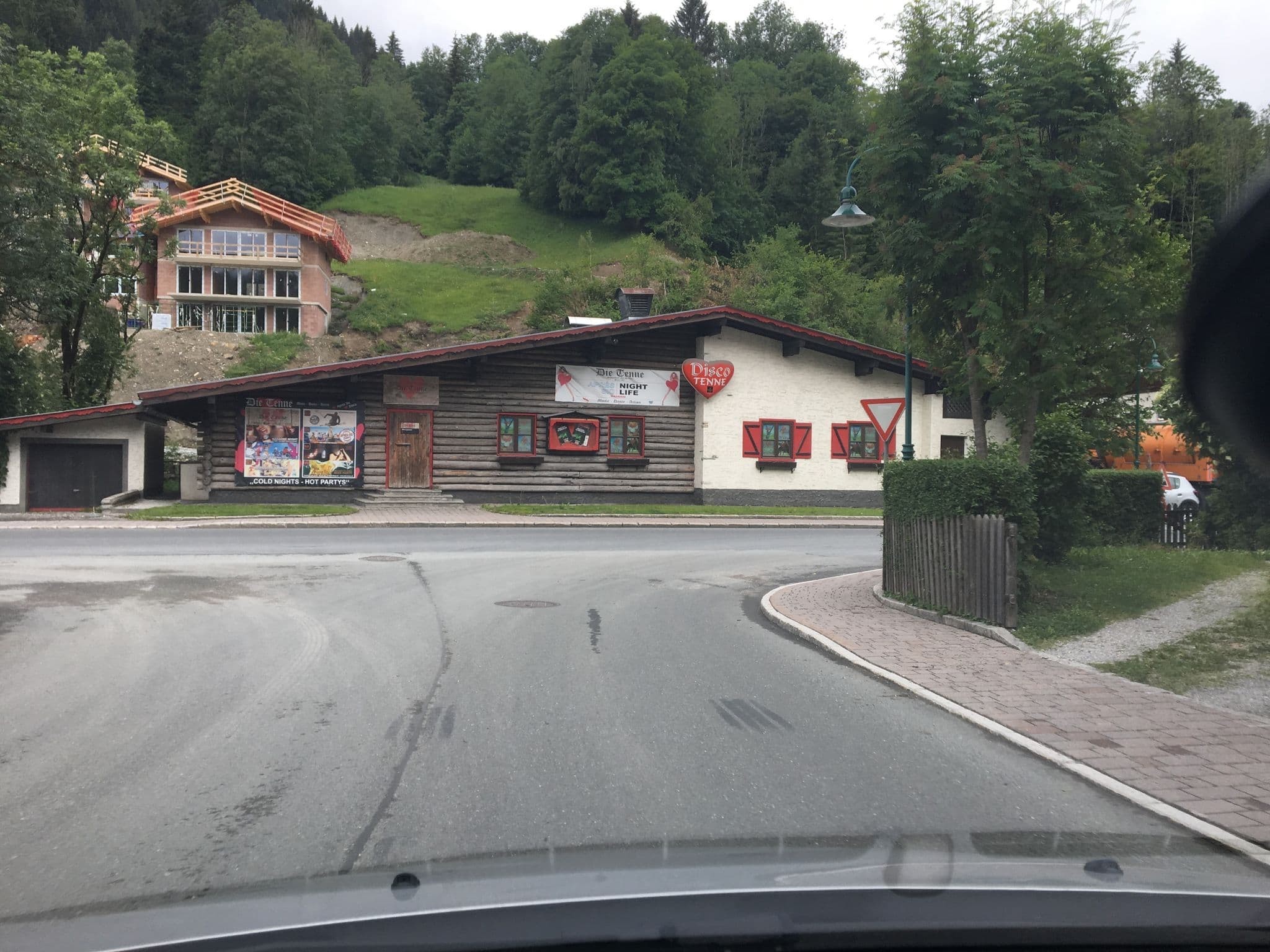 Street view near Pension Arlerschmied, Hof — © chicc0 (CC BY-SA · Mapillary)