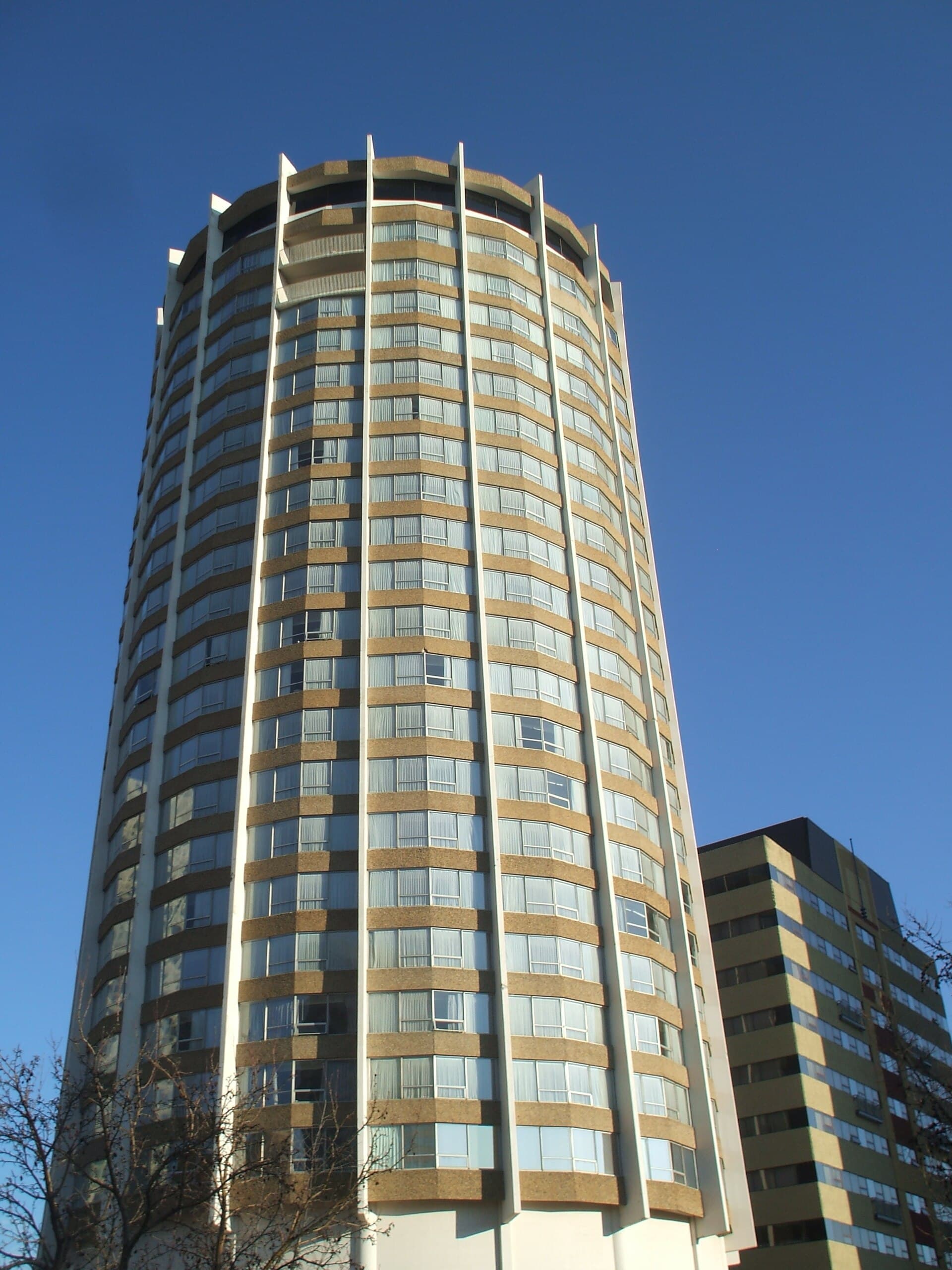 Chateau Lacombe Hotel (via Wikimedia Commons, CC BY 2.0)