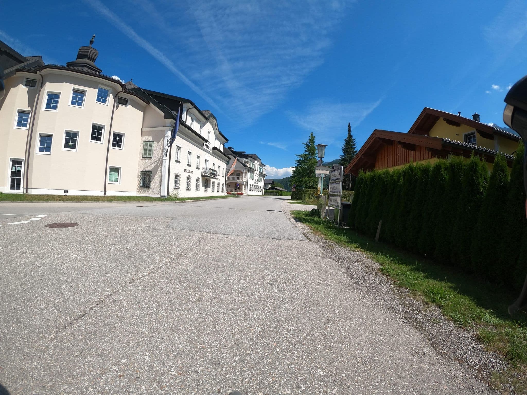 Street view near Schlosskurhotel Strobl, Strobl — © Langfahrer (CC BY-SA · Mapillary)