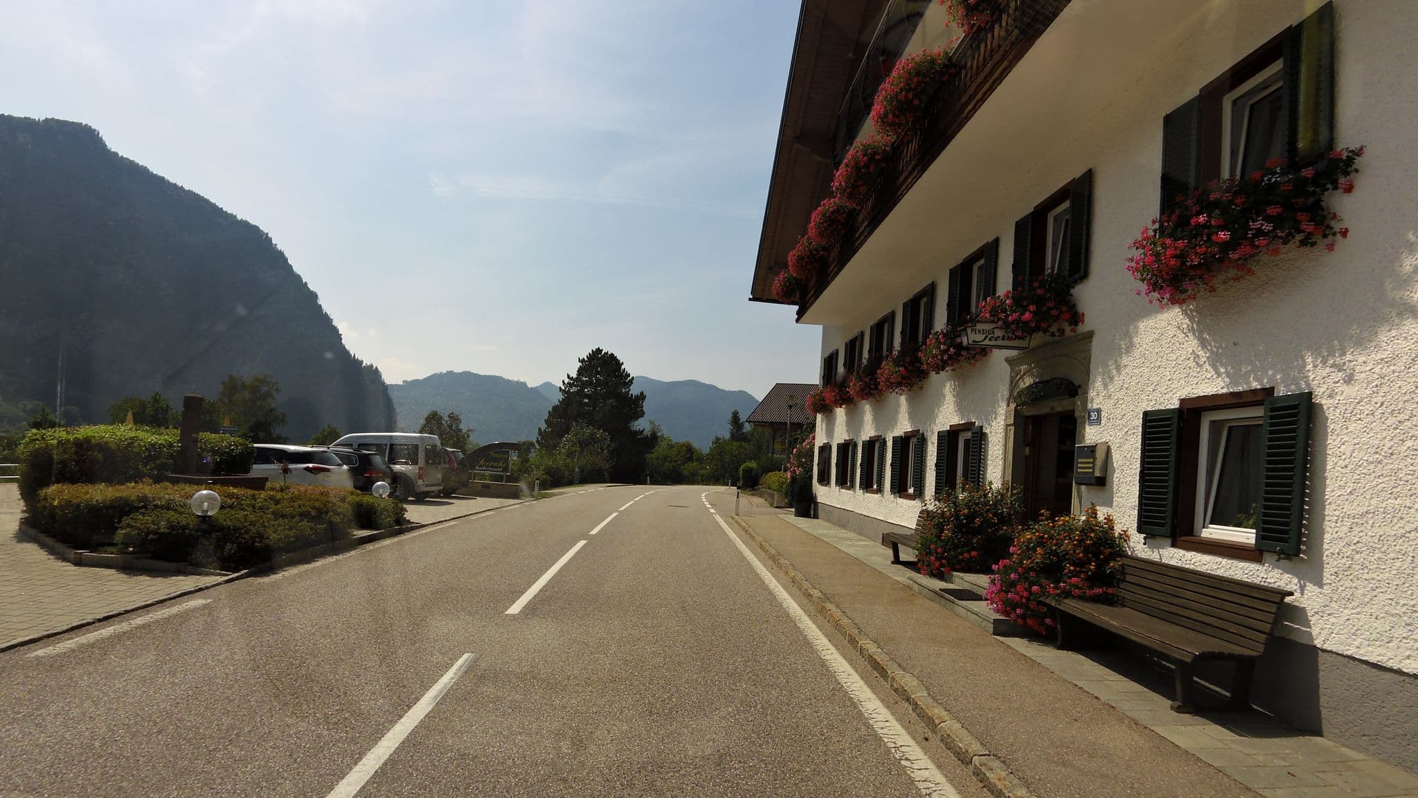 Street view near Pension Seeruhe, Sankt Gilgen — © czmrtn (CC BY-SA · Mapillary)