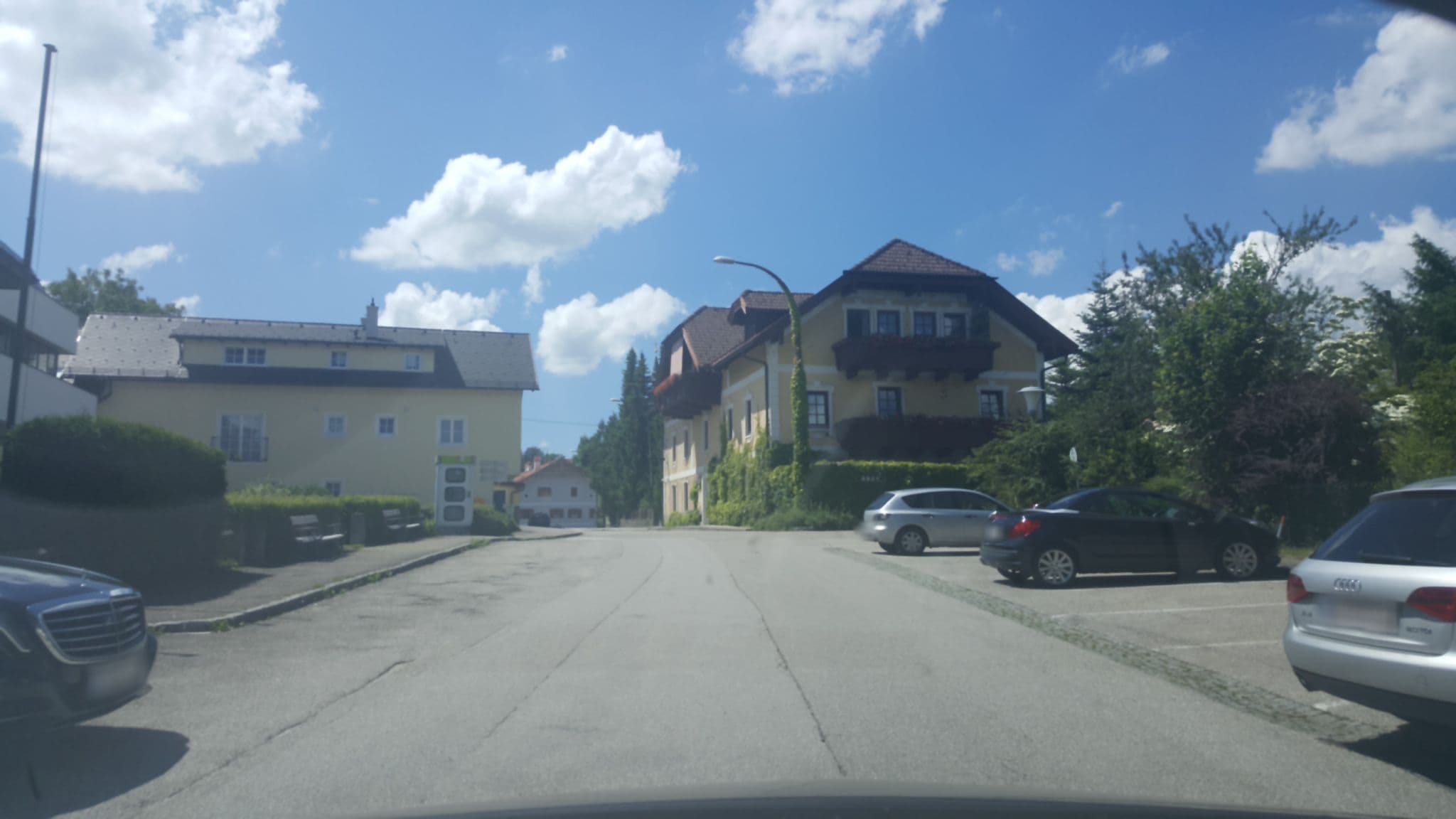 Street view near Hotel-Restaurant Häupl am Attersee, Seewalchen — © manuek (CC BY-SA · Mapillary)