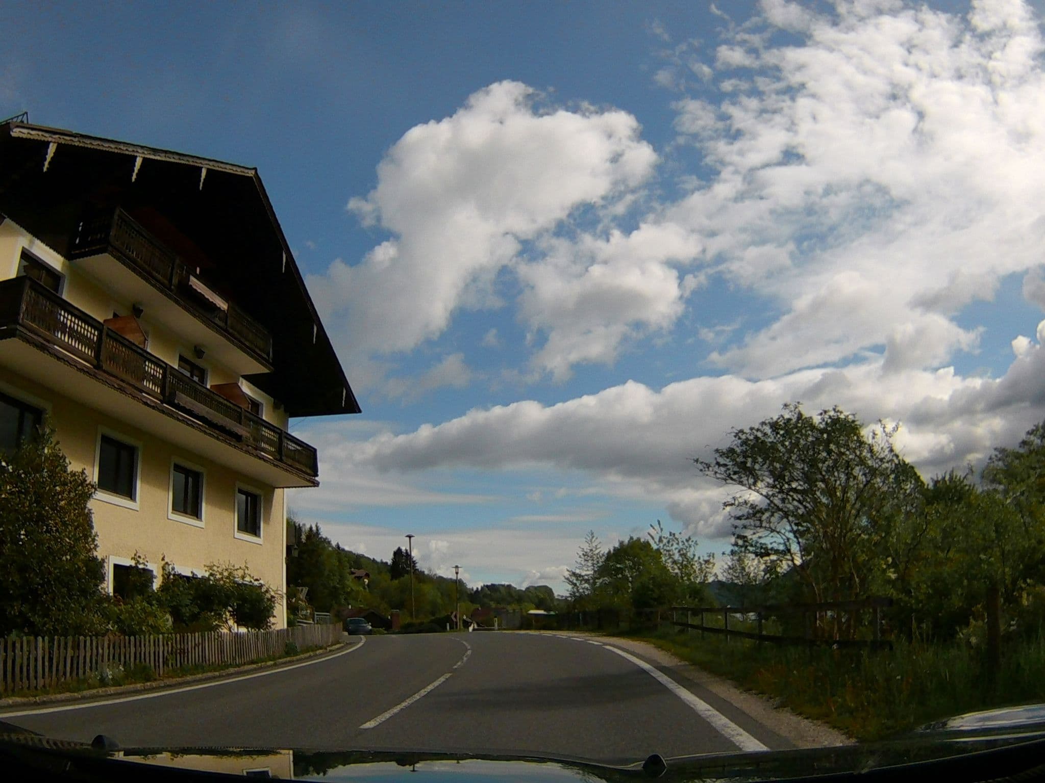 Street view near Pension Strobl, Unterach am Attersee, Sankt Wolfgang im Salzkammergut — © oferi (CC BY-SA · Mapillary)