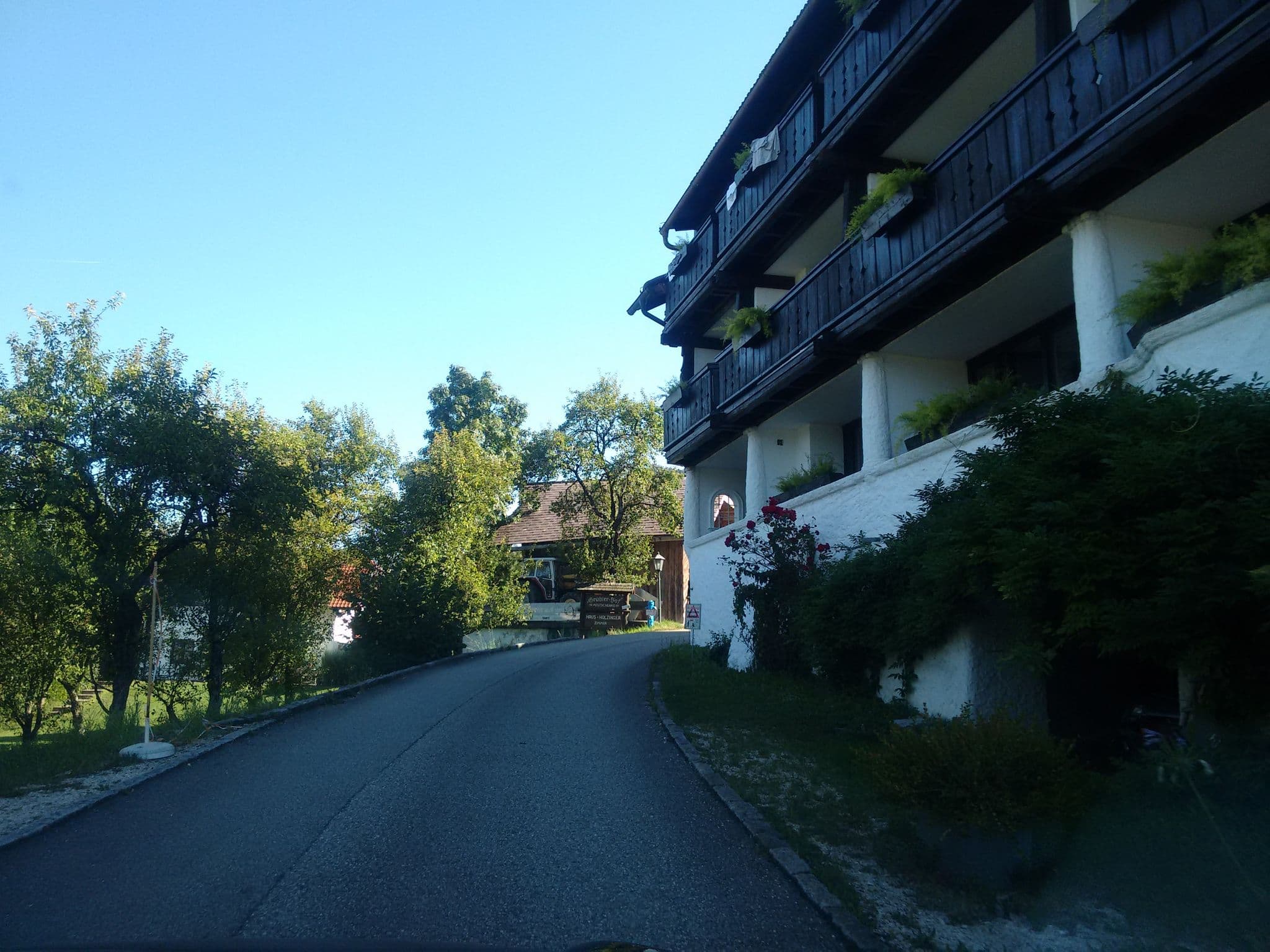 Street view near Pension Höllerl, Sankt Georgen im Attergau — © gzin (CC BY-SA · Mapillary)