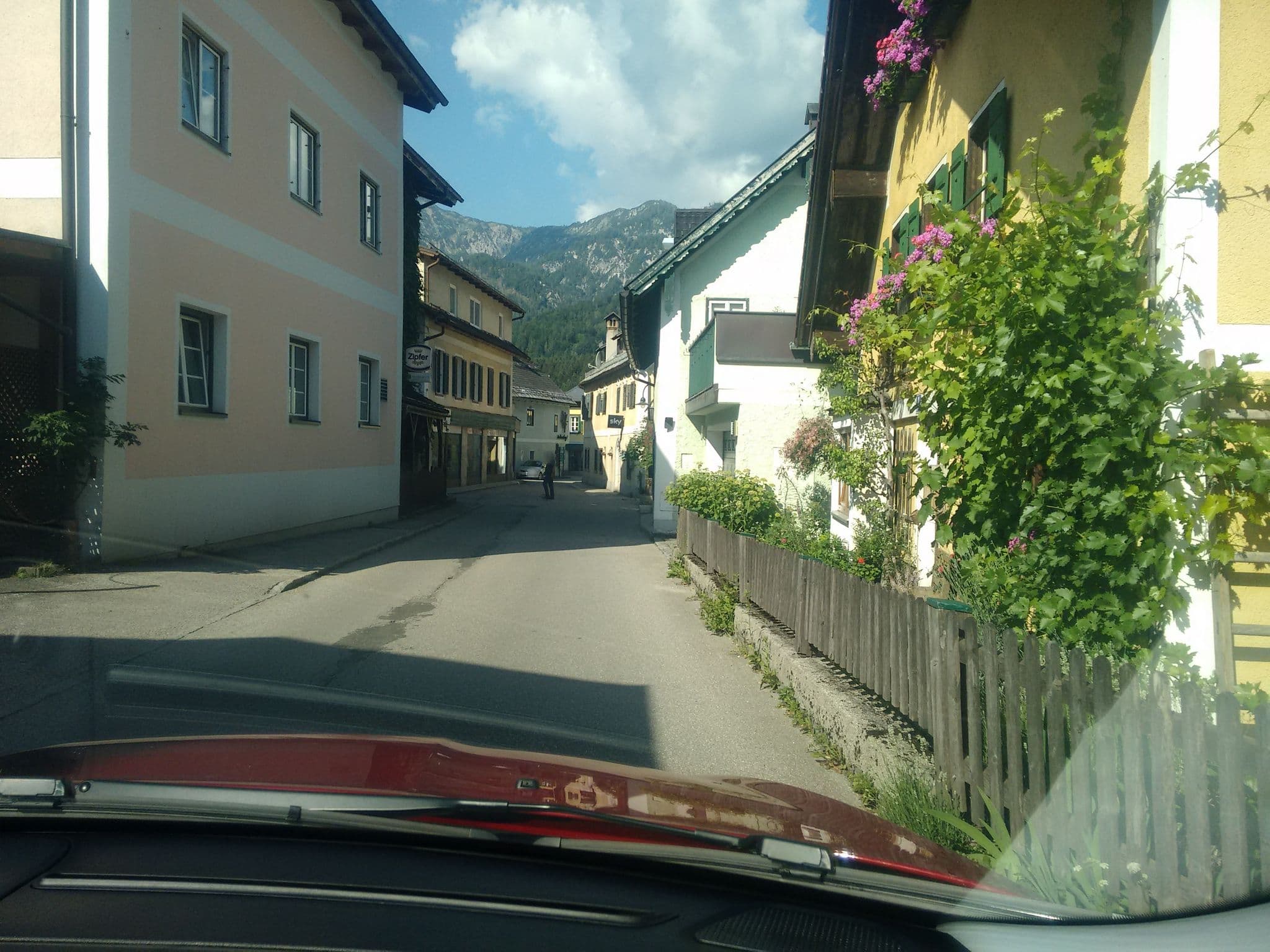 Street view near Moserwirt Gaststaettenbetriebs- GmbH, Bad Goisern — © gzin (CC BY-SA · Mapillary)