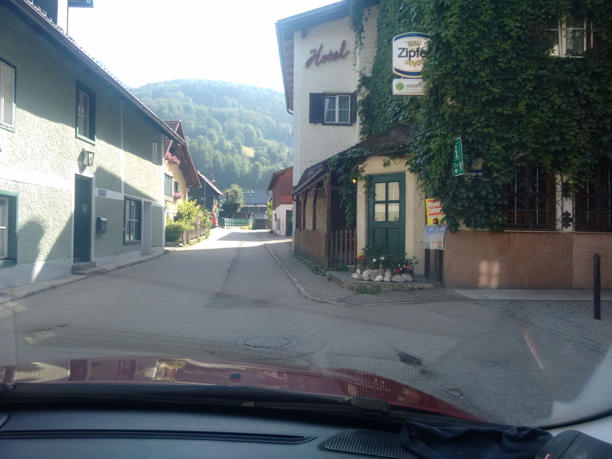 Street view near Hotel Moserwirt, Bad Goisern — © gzin (CC BY-SA · Mapillary)