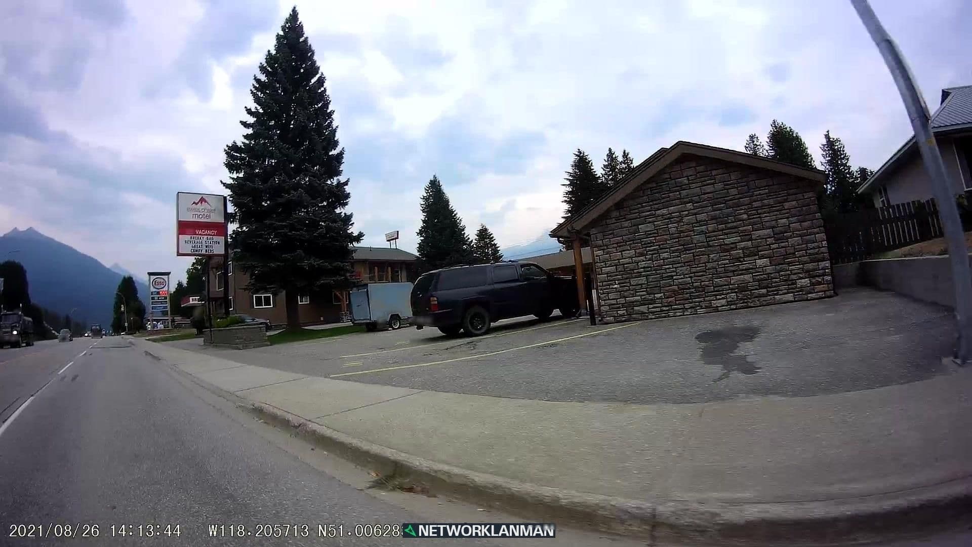 Street view near Swiss Chalet Motel, Big Eddy — © networklanman (CC BY-SA · Mapillary)