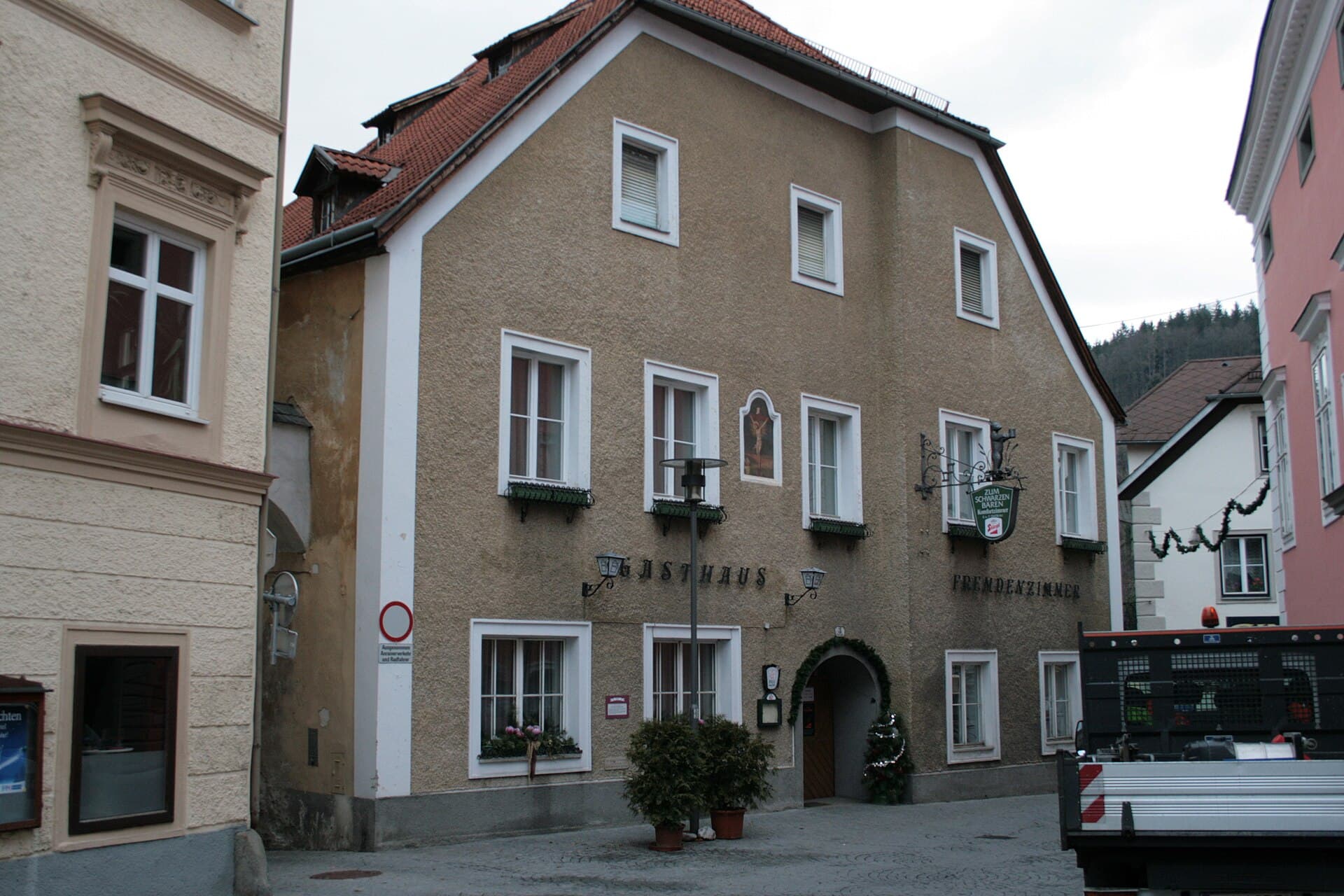 Gasthaus z schwarzen Bären (via Wikimedia Commons, CC BY-SA 3.0 at)