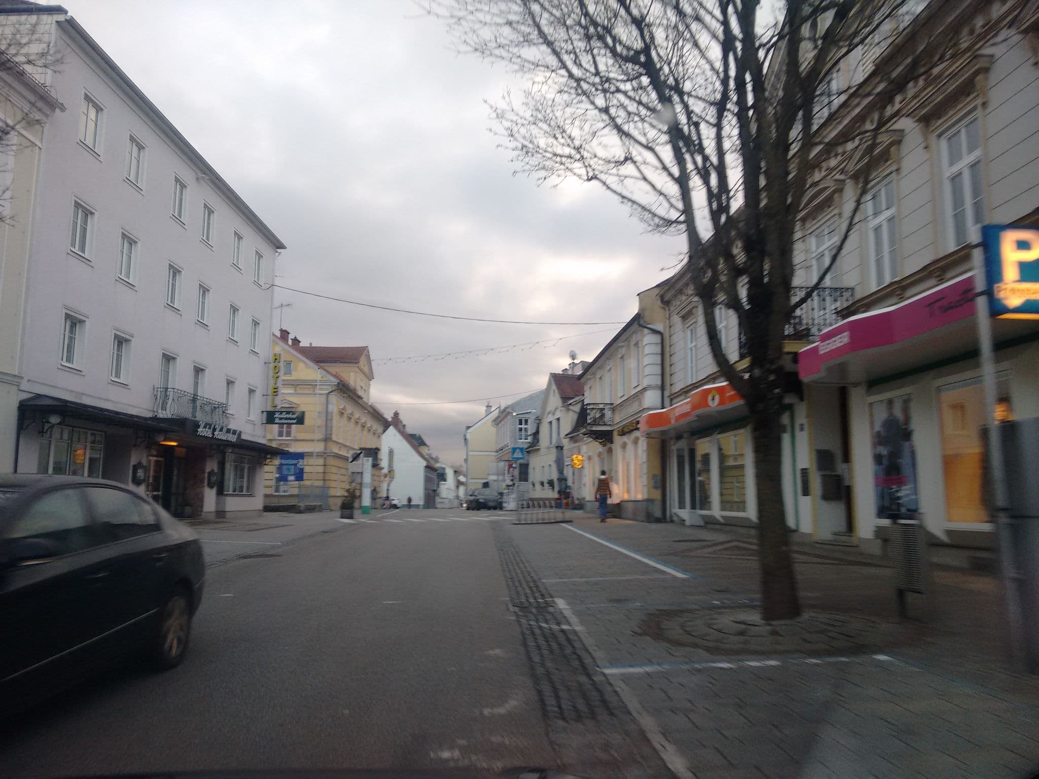 Street view near Hotel Hallerhof Gästehaus Kaiserkrone - Inh. Ferdinand Lindinger, Bad Hall — © gzin (CC BY-SA · Mapillary)