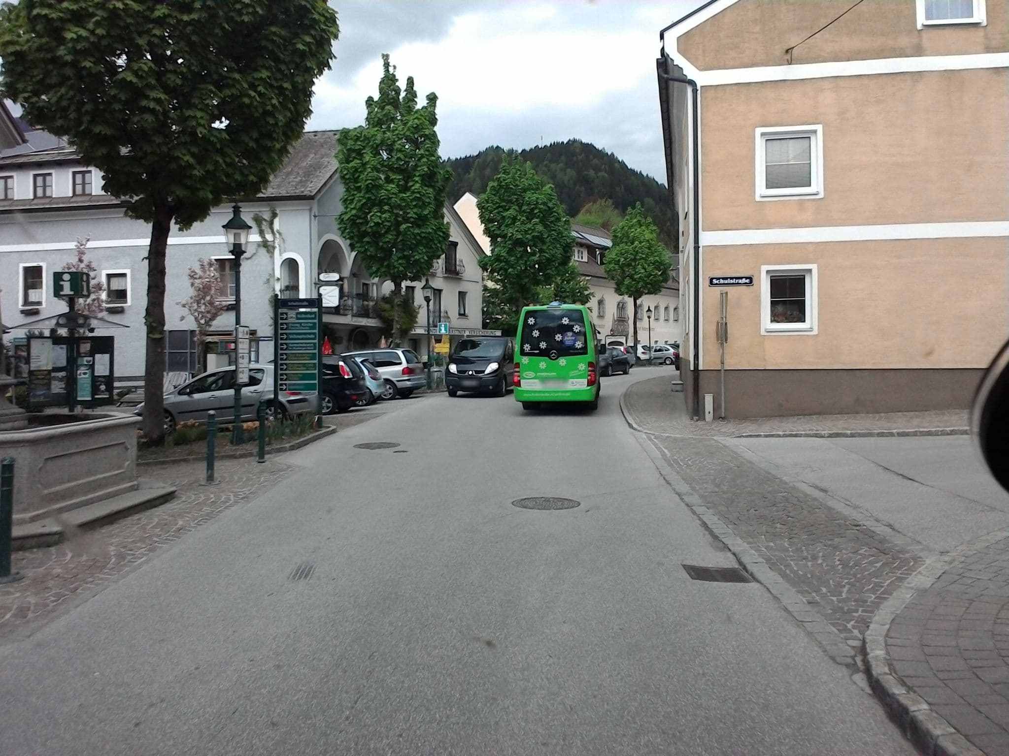 Street view near Q Restaurant Kaffee Bar, Windischgarsten — © mprins (CC BY-SA · Mapillary)