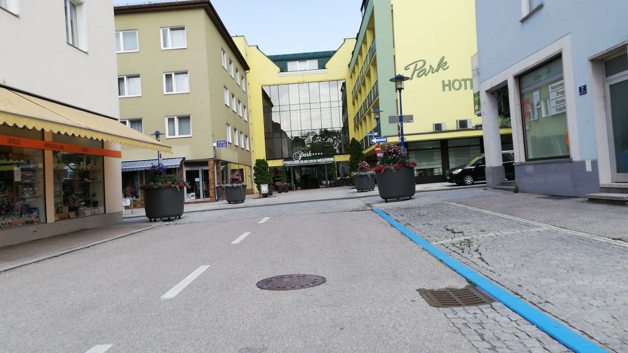 Street view near Parkhotel Stroissmueller Betriebe, Bad Schallerbach — © gzin (CC BY-SA · Mapillary)