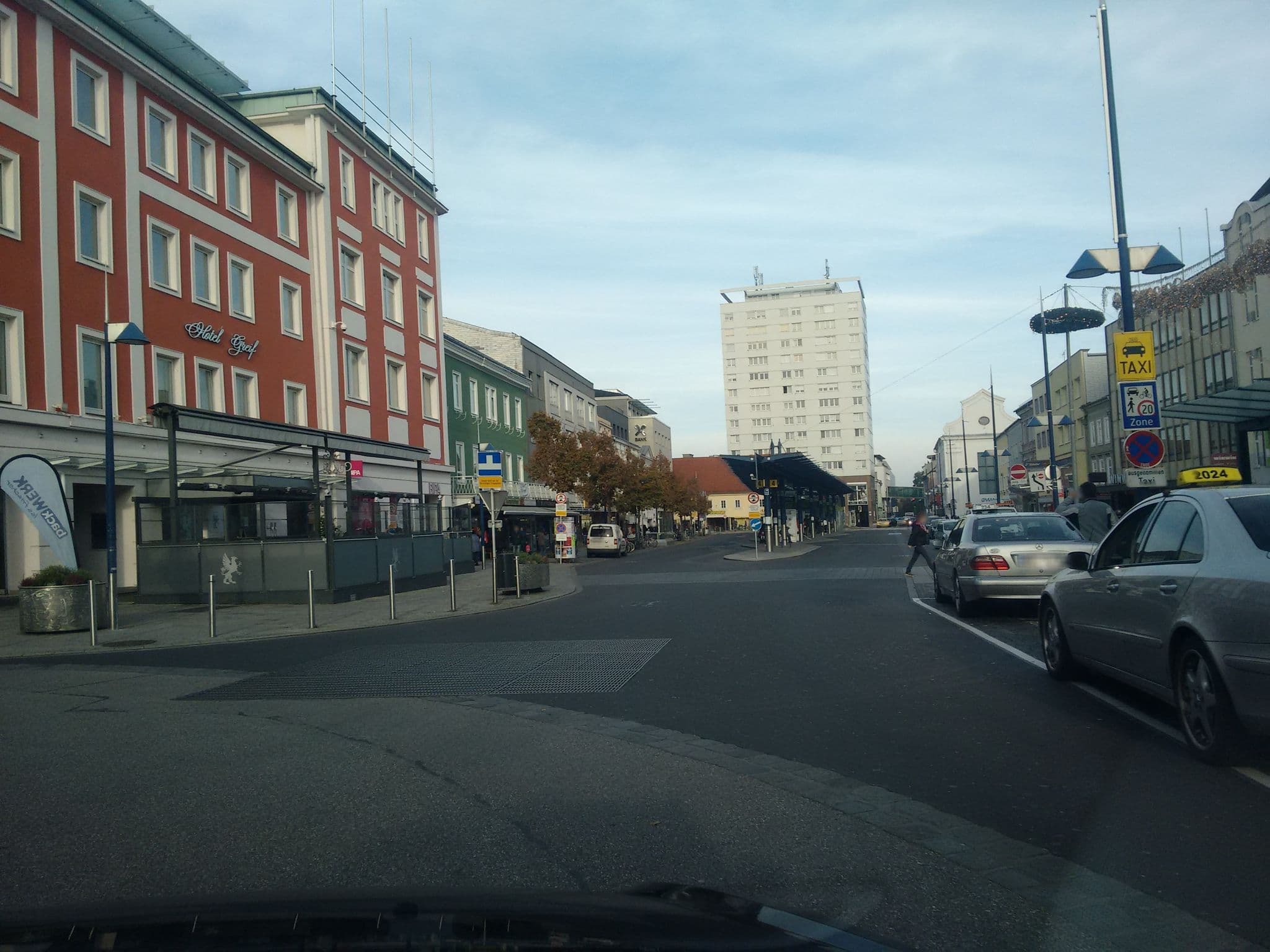 Street view near Hotel Greif, Wels — © gzin (CC BY-SA · Mapillary)