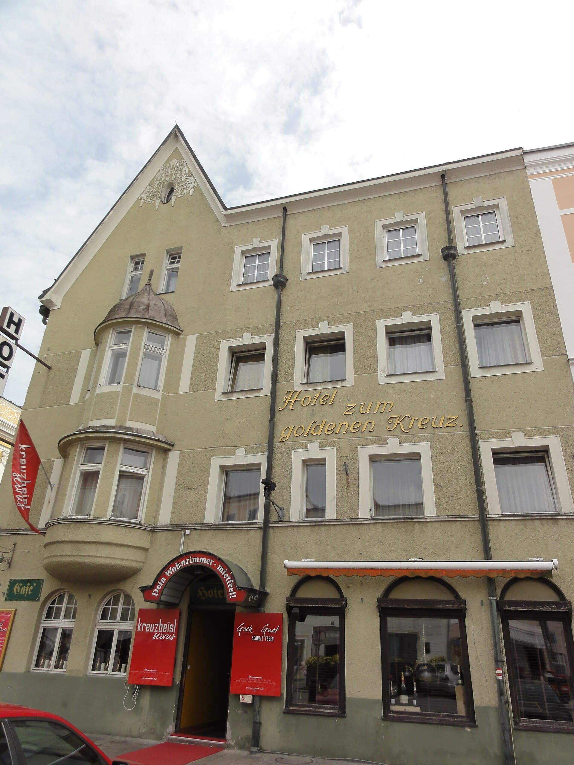 Hotel Goldenes Kreuz (via Wikimedia Commons, CC BY-SA 3.0 at)