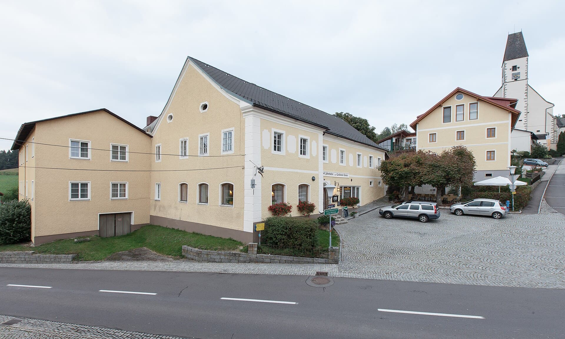 Gasthaus zur Goldenen Sense Erich Zehethofer (via Wikimedia Commons, CC BY-SA 3.0 at)
