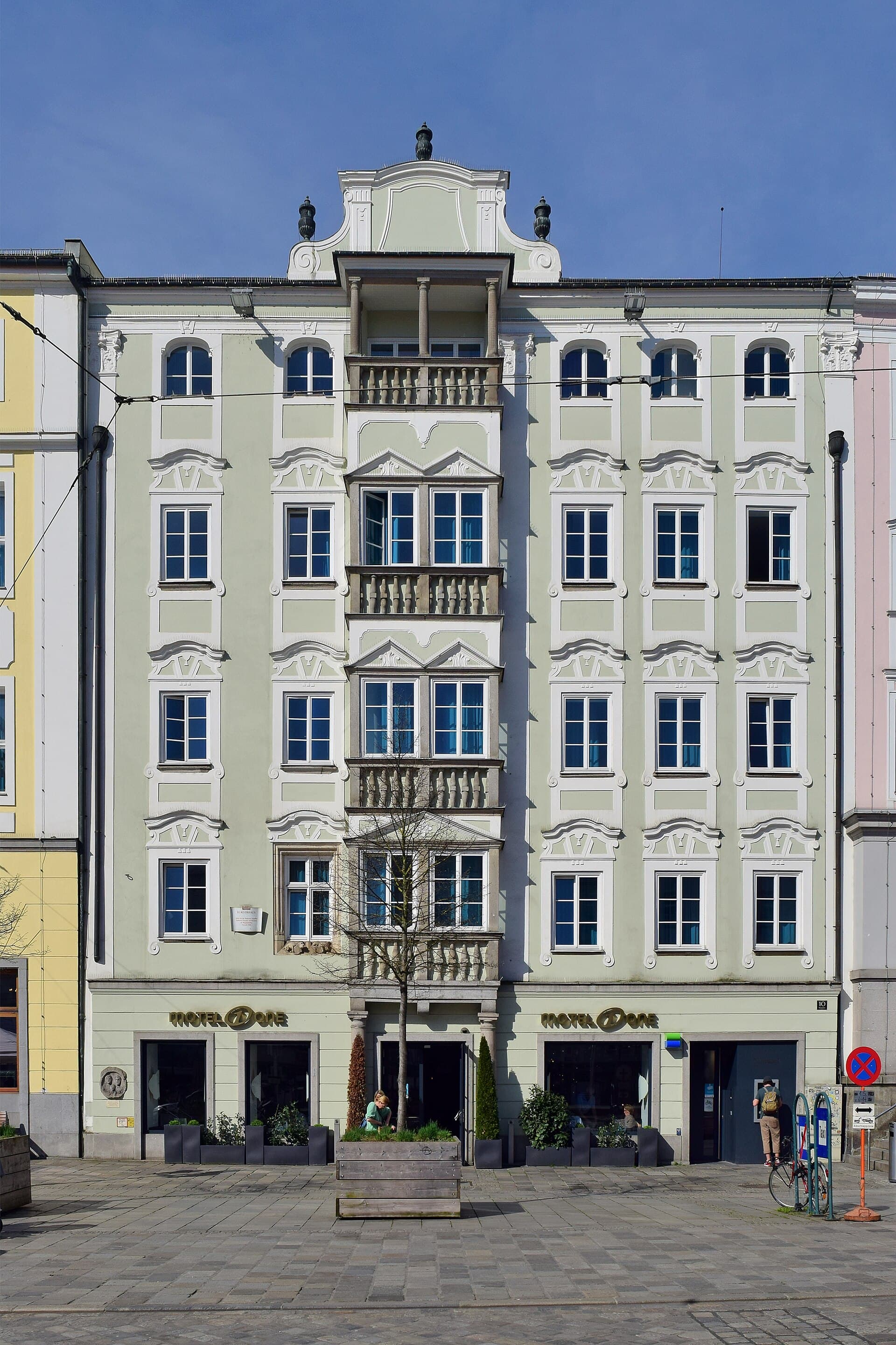 Hotel Motel One Linz (via Wikimedia Commons, CC BY-SA 4.0)