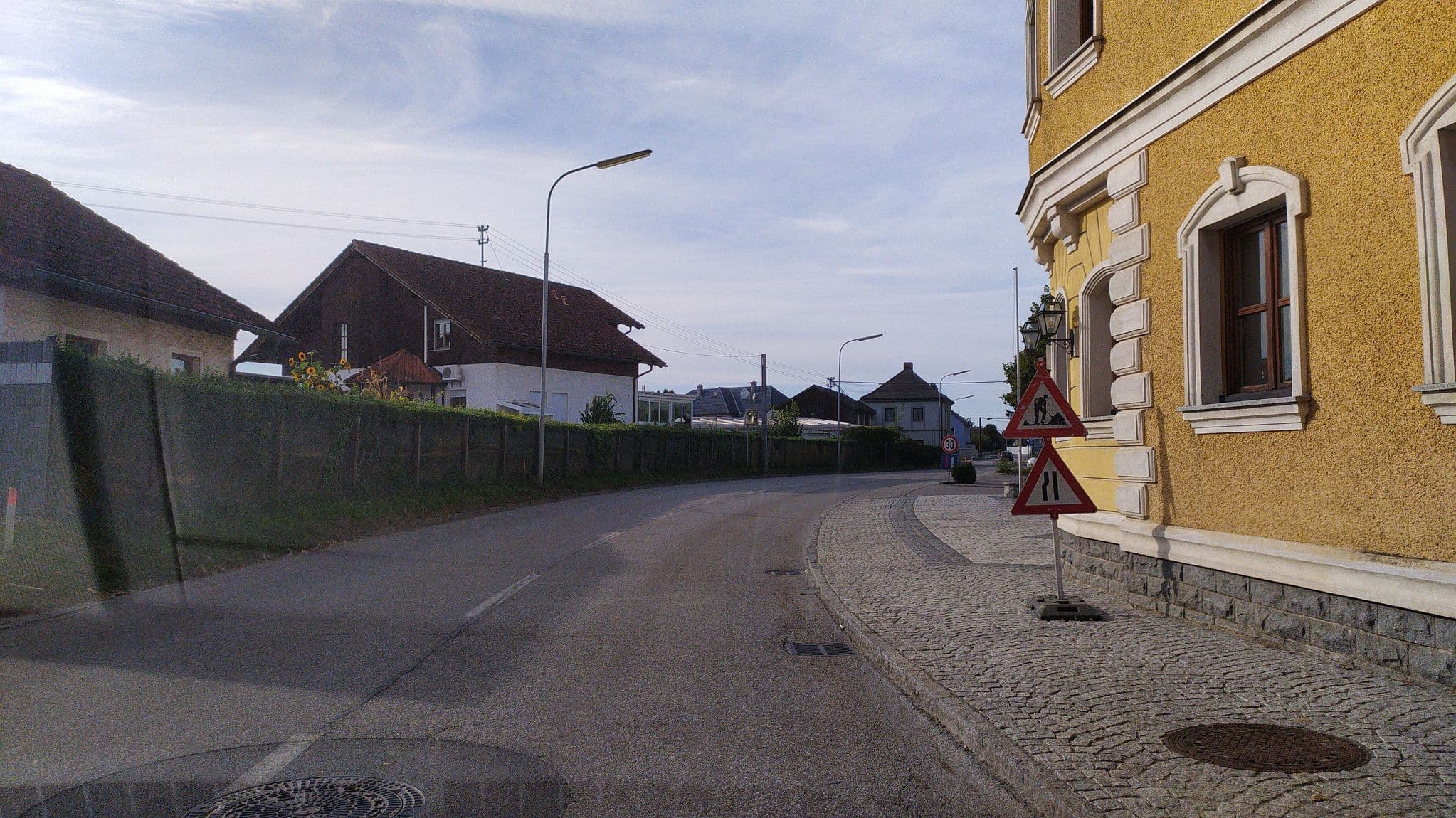 Street view near Gasthof Zur Post, Naarn im Machlande — © suriv (CC BY-SA · Mapillary)
