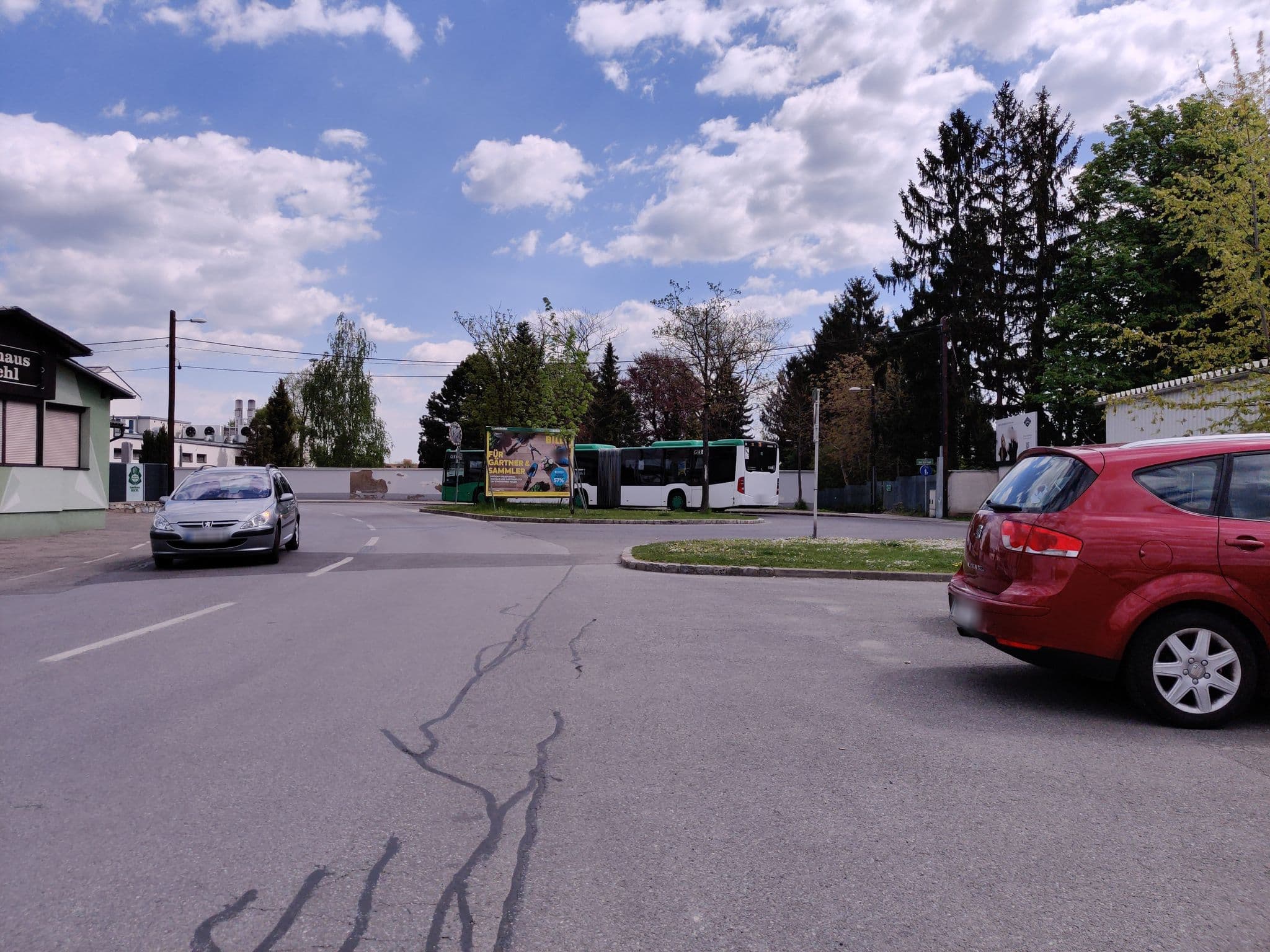 Street view near Gasthaus b Feuerhalle, Gries — © aceini (CC BY-SA · Mapillary)
