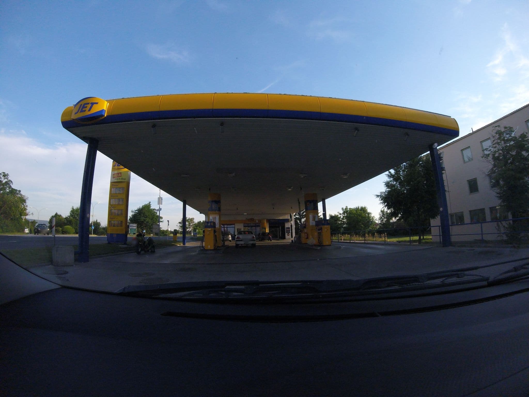 Street view near Le Parc, Wiener Neustadt — © di0v0n (CC BY-SA · Mapillary)