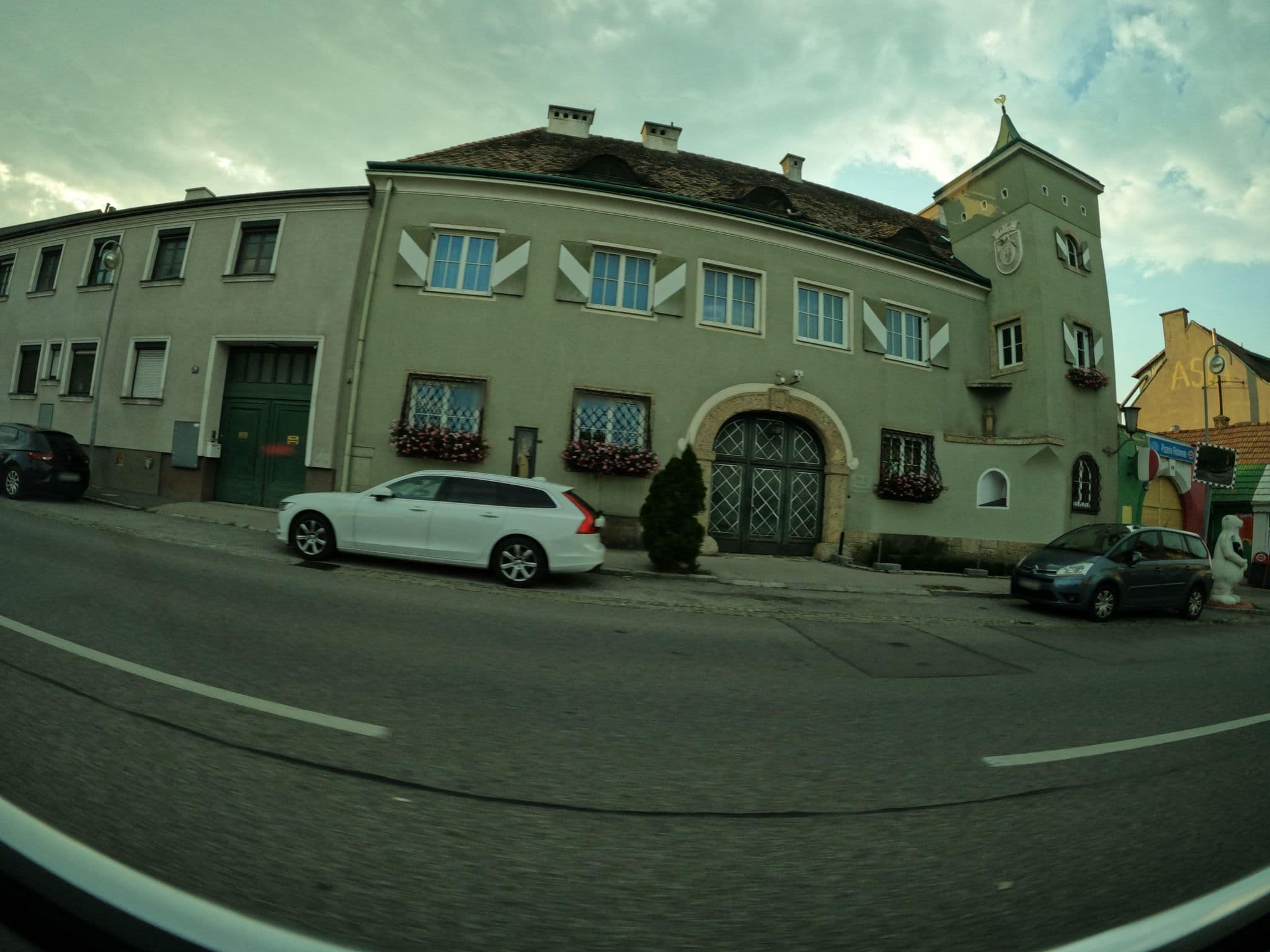 Street view near Jiang Li Wong GmbH, Traiskirchen — © erias (CC BY-SA · Mapillary)