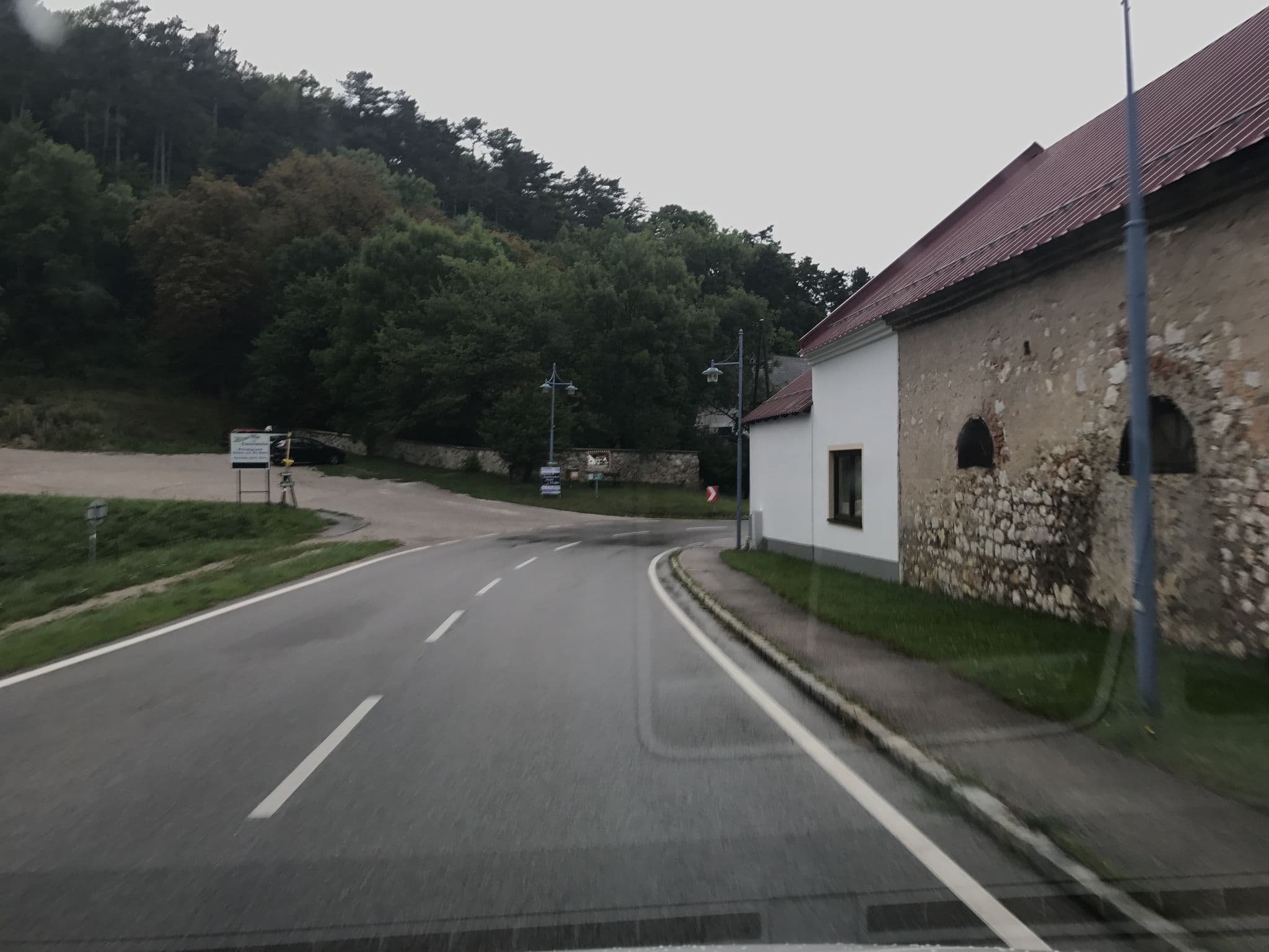 Street view near Gasthaus Zitherwirt, Markt Piesting — © stefanweg (CC BY-SA · Mapillary)