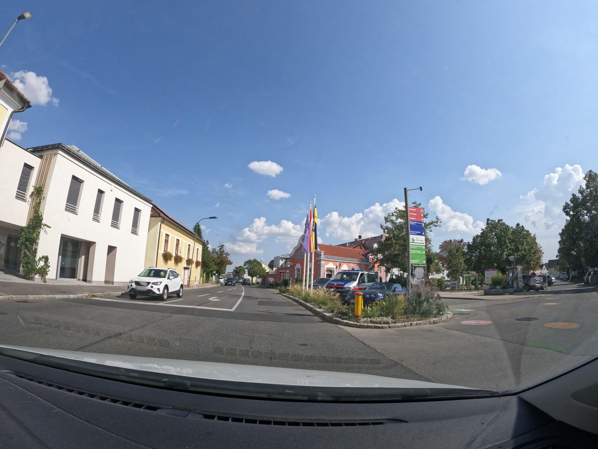 Street view near Rathausstuben - Rothensteiner Britta, Pfaffstätten — © erias (CC BY-SA · Mapillary)