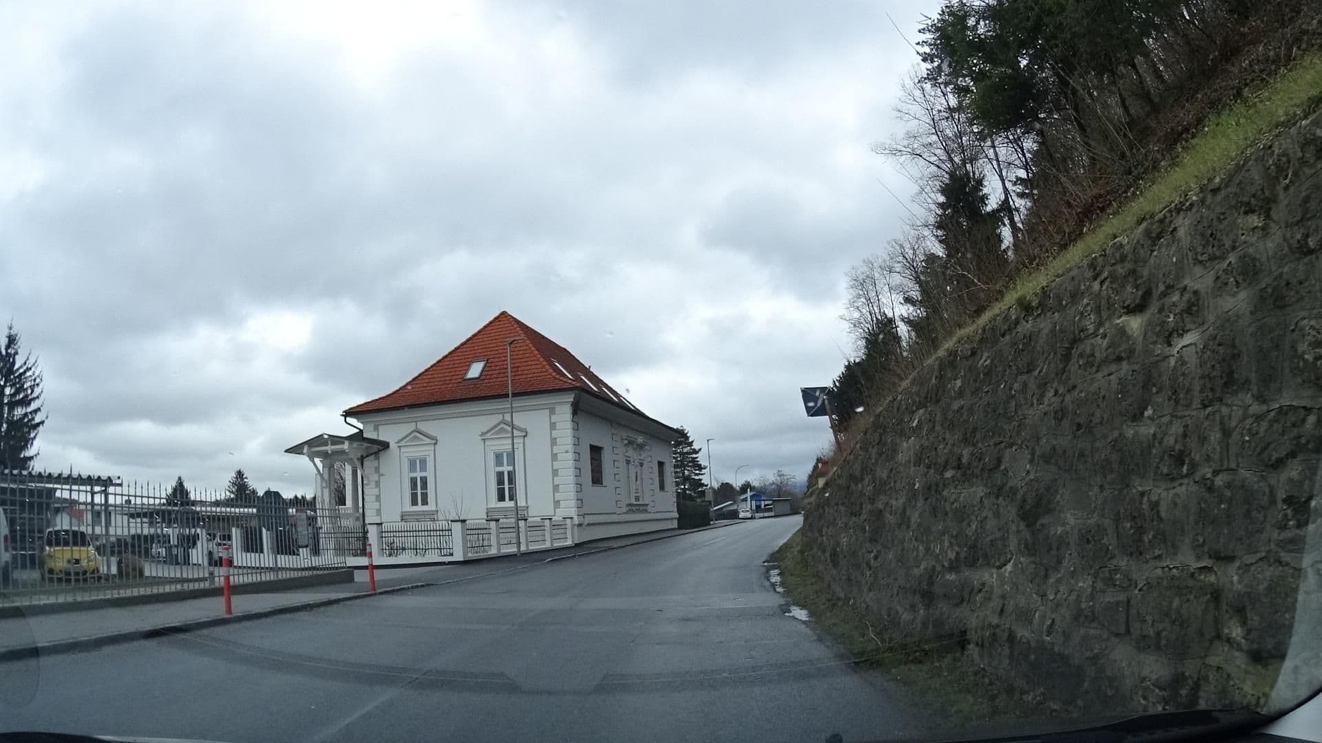 Street view near Volkshilfe Wien - Wohnheim f Kinder u Jugendliche, Pitten — © bbdr (CC BY-SA · Mapillary)