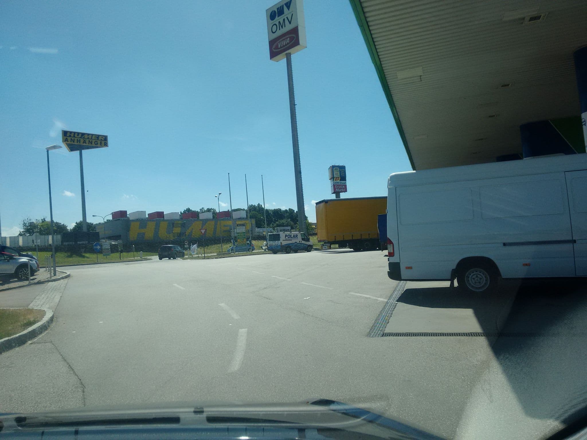 Street view near Heindl GmbH, Loosdorf — © gzin (CC BY-SA · Mapillary)