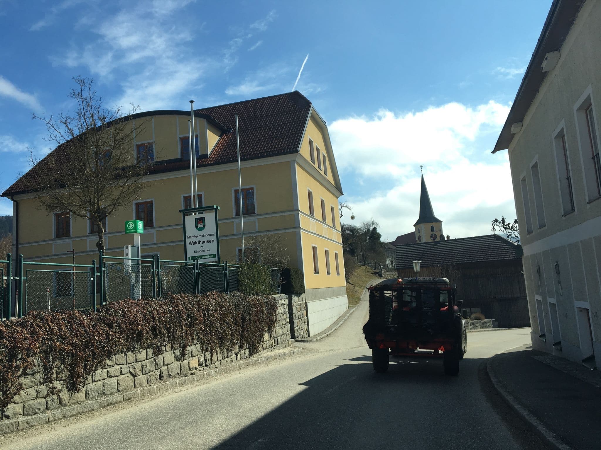 Street view near Gasthof Schlüsselwirt Hader, Grein — © schobi (CC BY-SA · Mapillary)
