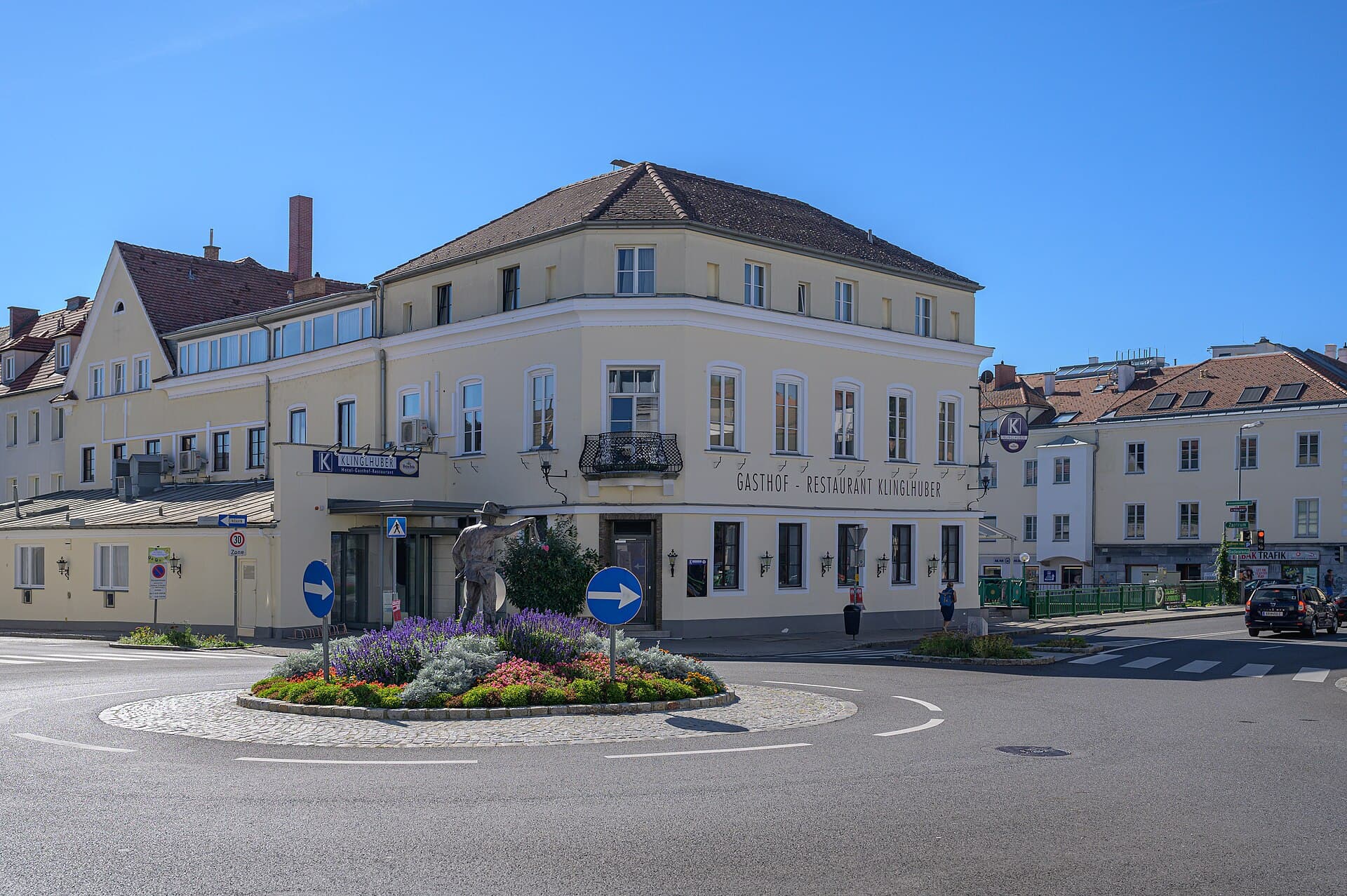 Gasthof Hotel Klinglhuber (via Wikimedia Commons, CC BY-SA 4.0)