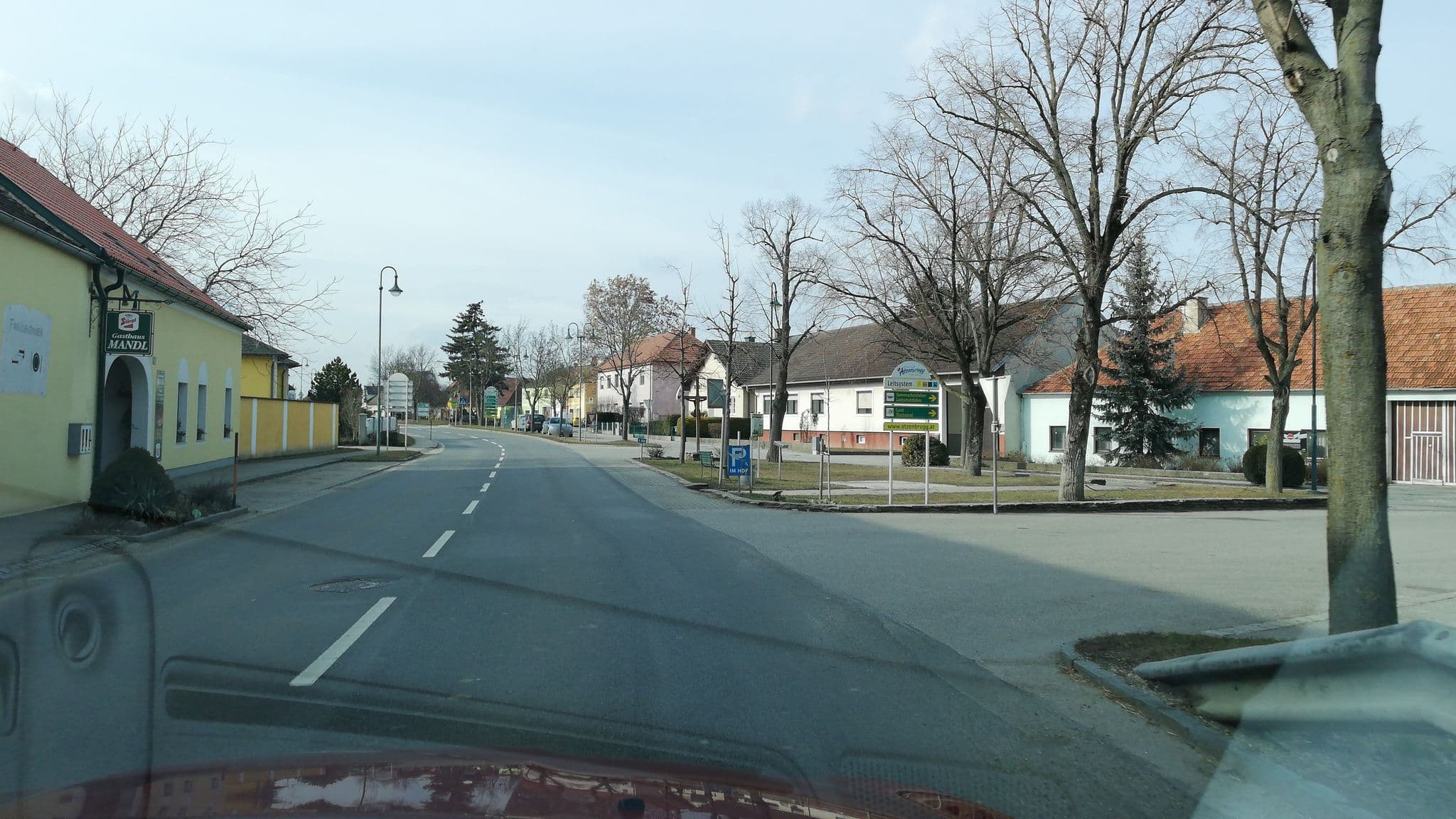 Street view near Mandl Bau und Betriebs GmbH, Heiligeneich — © gzin (CC BY-SA · Mapillary)