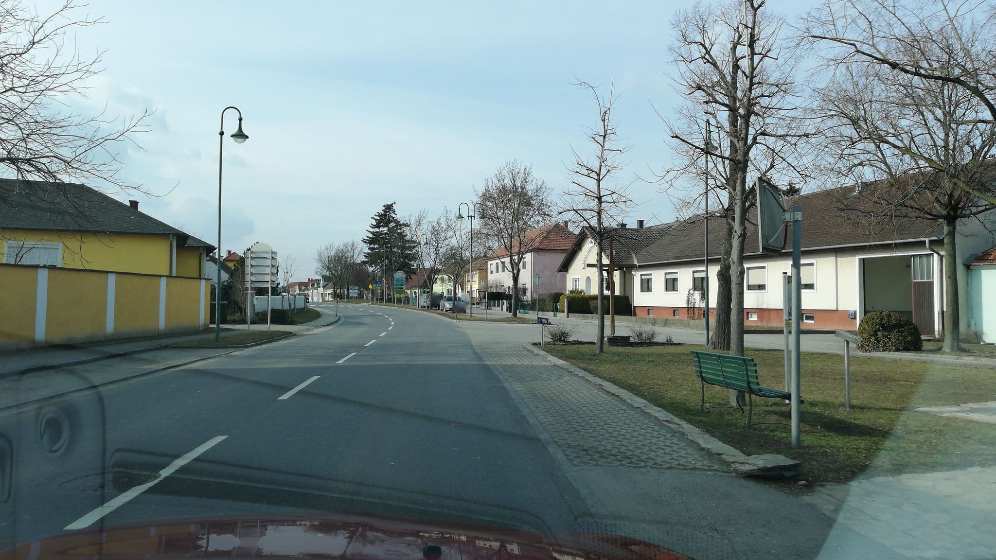 Street view near Gasthaus Mandl, Heiligeneich — © gzin (CC BY-SA · Mapillary)