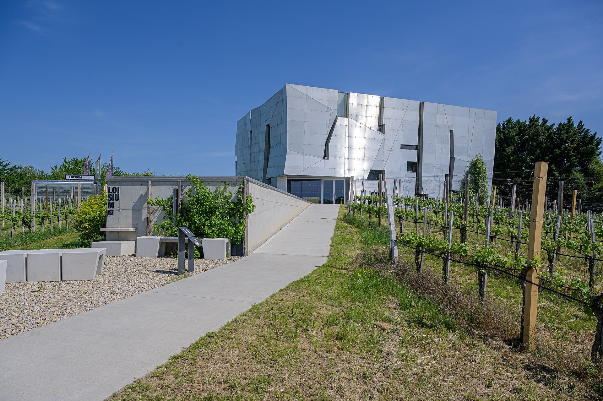 LOISIUM Wine & Spa Resort (via Wikimedia Commons, CC BY-SA 4.0)