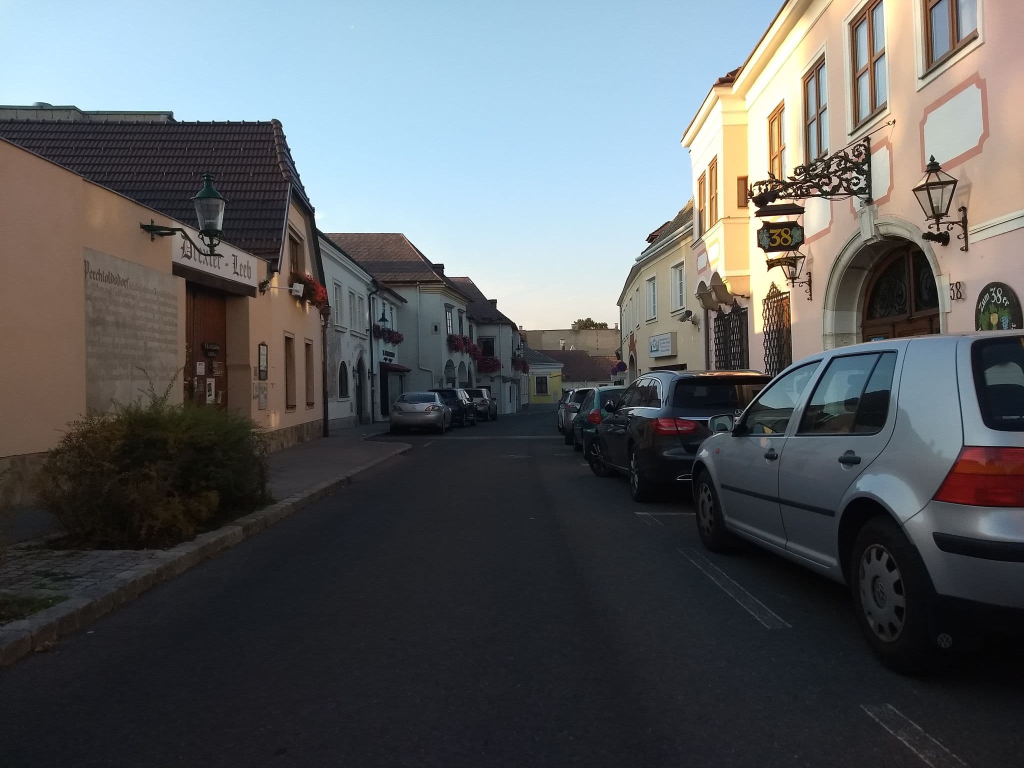 Street view near Cavuoto, Perchtoldsdorf — © consens_verkehrsplanung (CC BY-SA · Mapillary)