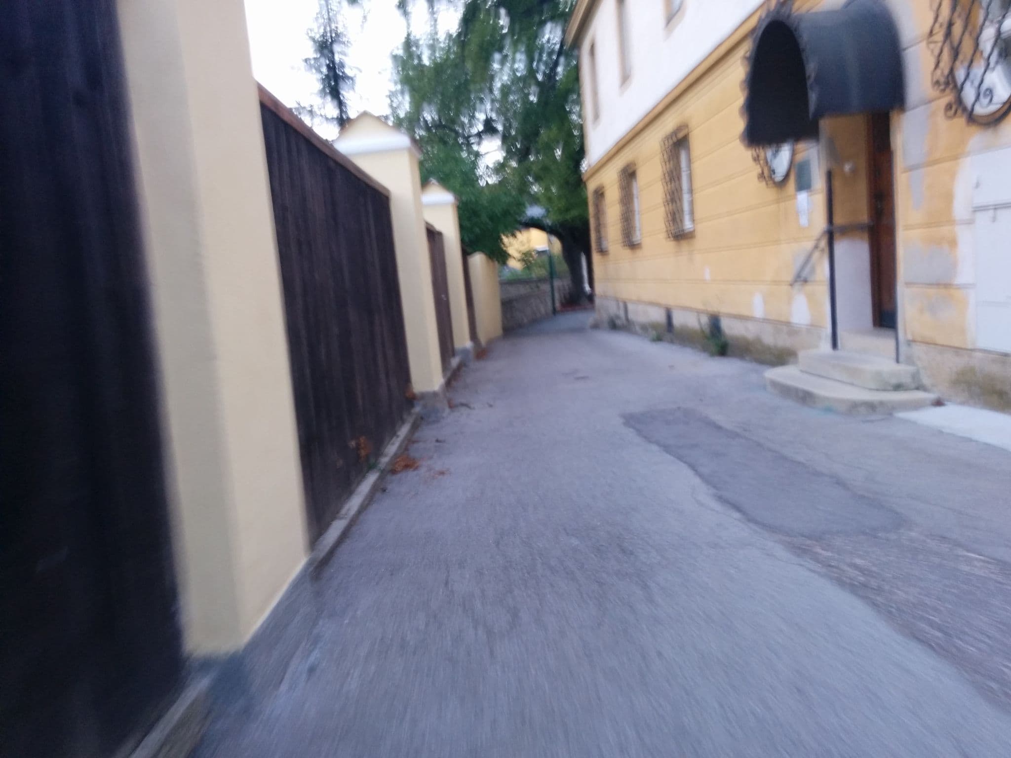 Street view near Schloss Gumpoldskirchen, Gumpoldskirchen — © di0v0n (CC BY-SA · Mapillary)