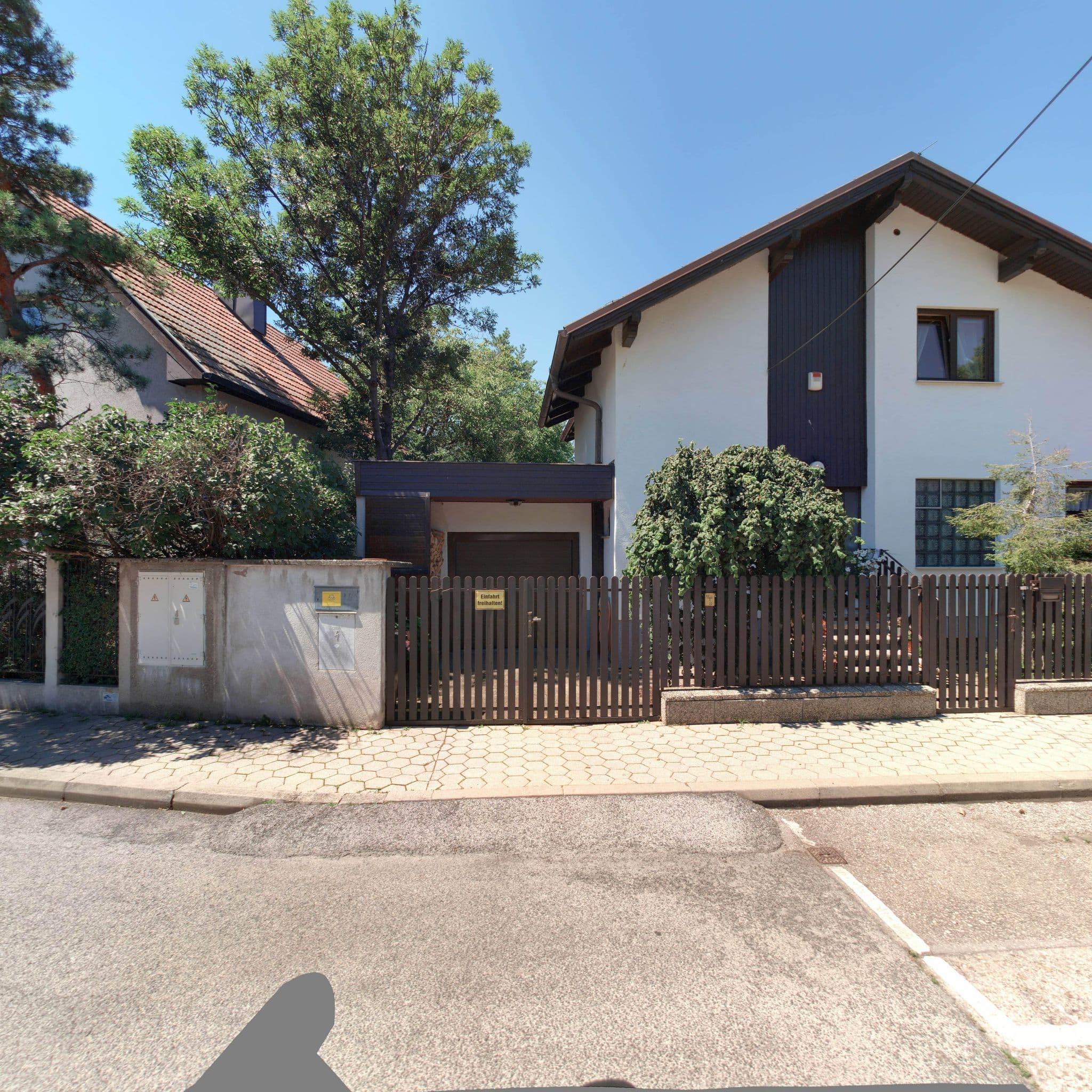 Street view near Pension Pani, Meidling — © eliasgander (CC BY-SA · Mapillary)