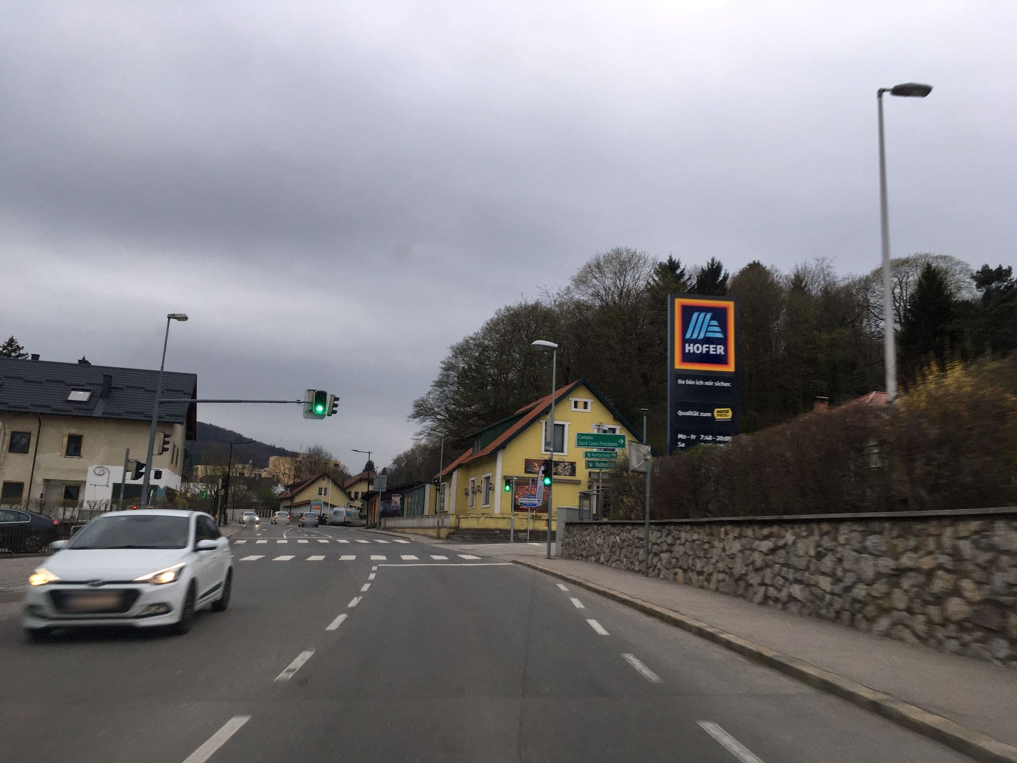 Street view near Pressbaumerhof Hotel-Restaurant, Pressbaum — © istefanos (CC BY-SA · Mapillary)