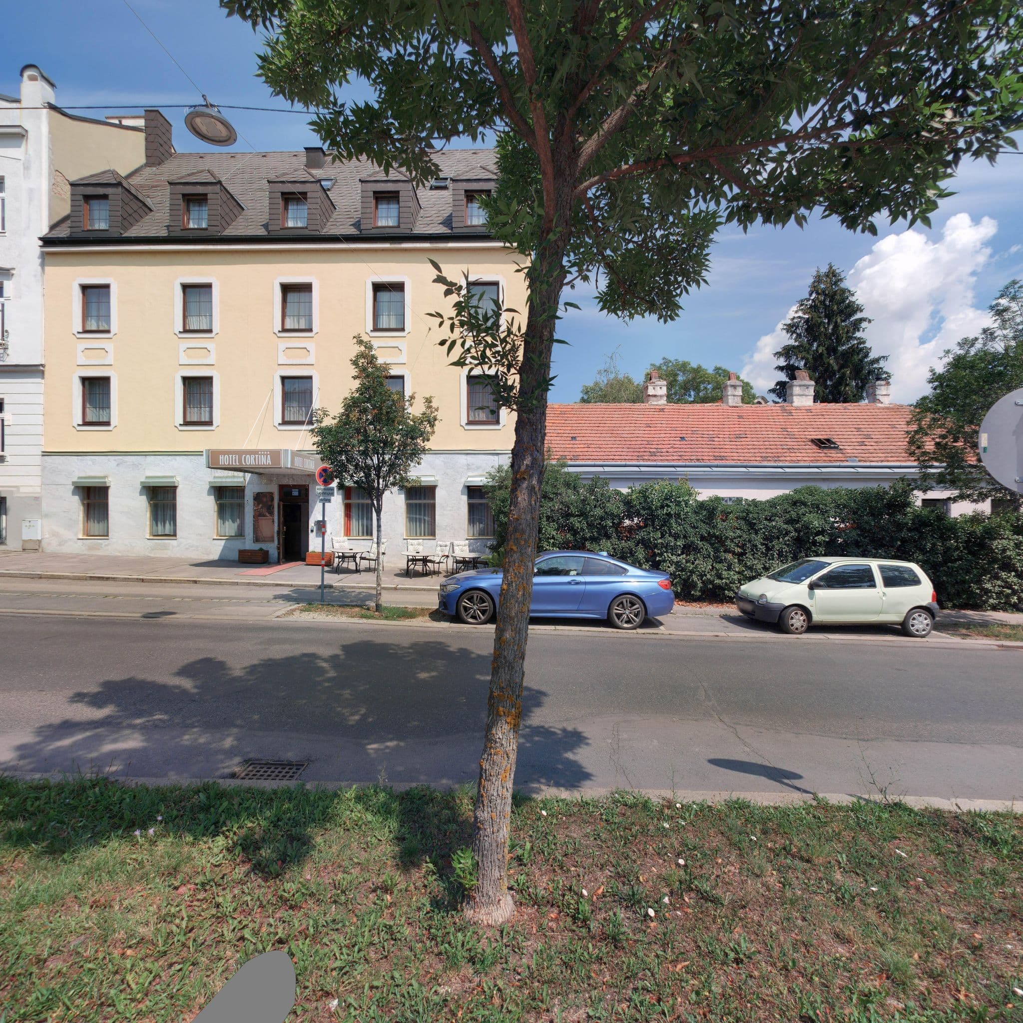 Street view near Cortina Hotel Vienna, Penzing — © eliasgander (CC BY-SA · Mapillary)