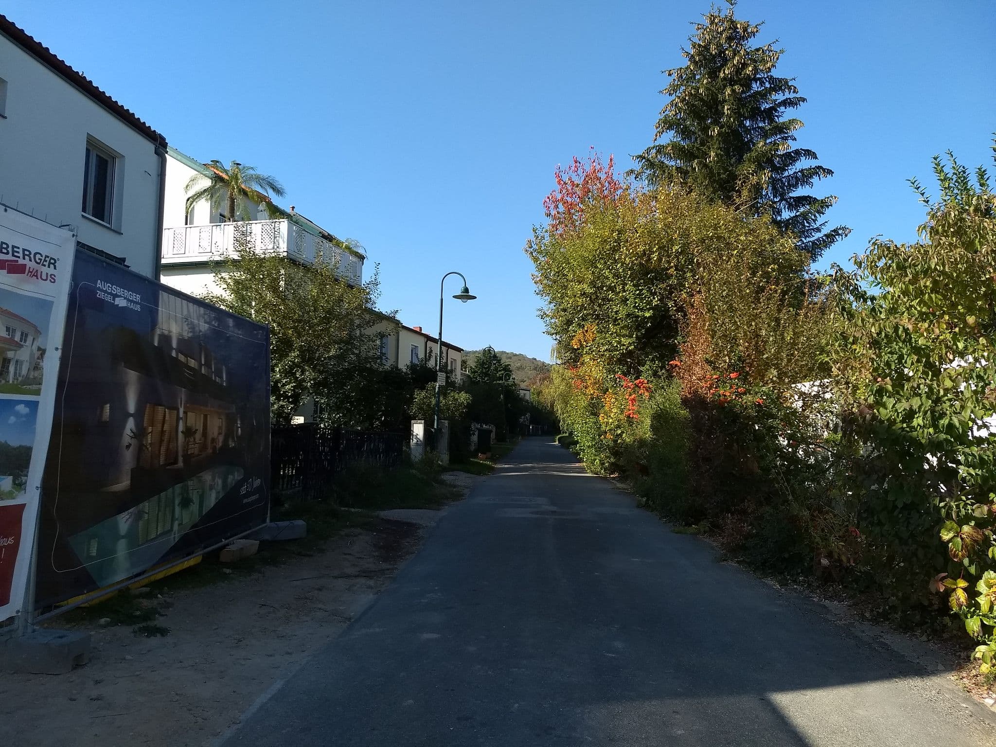 Street view near Gasser Apartments, Gießhübl — © consens_verkehrsplanung (CC BY-SA · Mapillary)