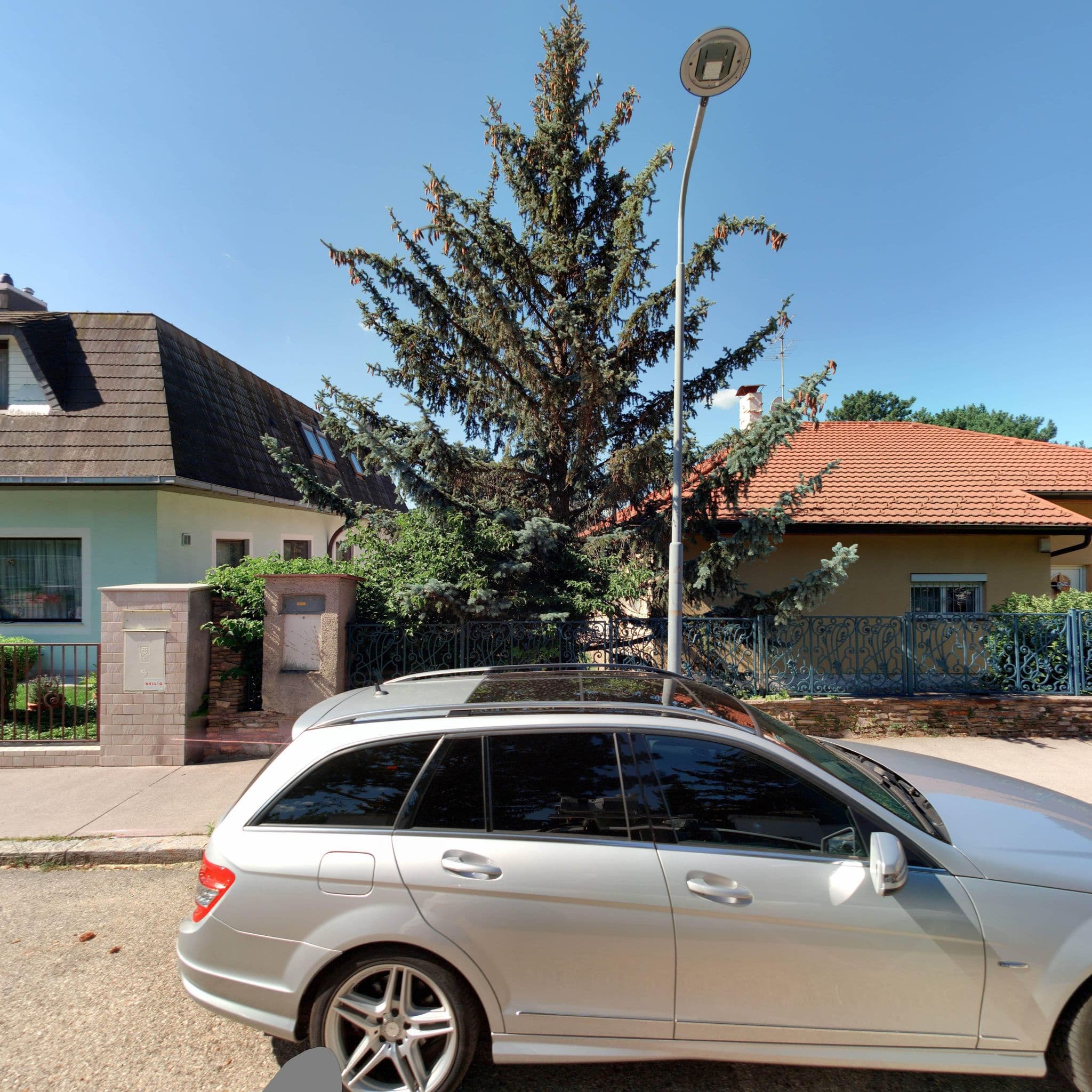 Street view near ALTWIENERHOF Restaurant- und Hotelbetriebs GmbH, Hietzing — © eliasgander (CC BY-SA · Mapillary)