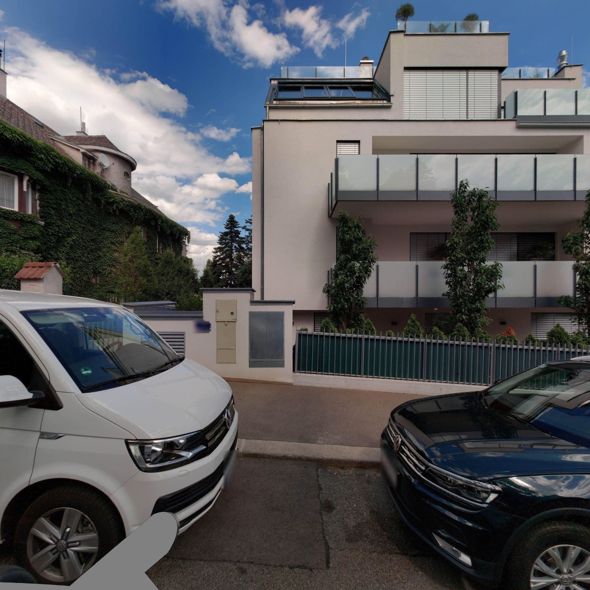 Street view near Gartenhotel Glanzing Vienna, Döbling — © eliasgander (CC BY-SA · Mapillary)