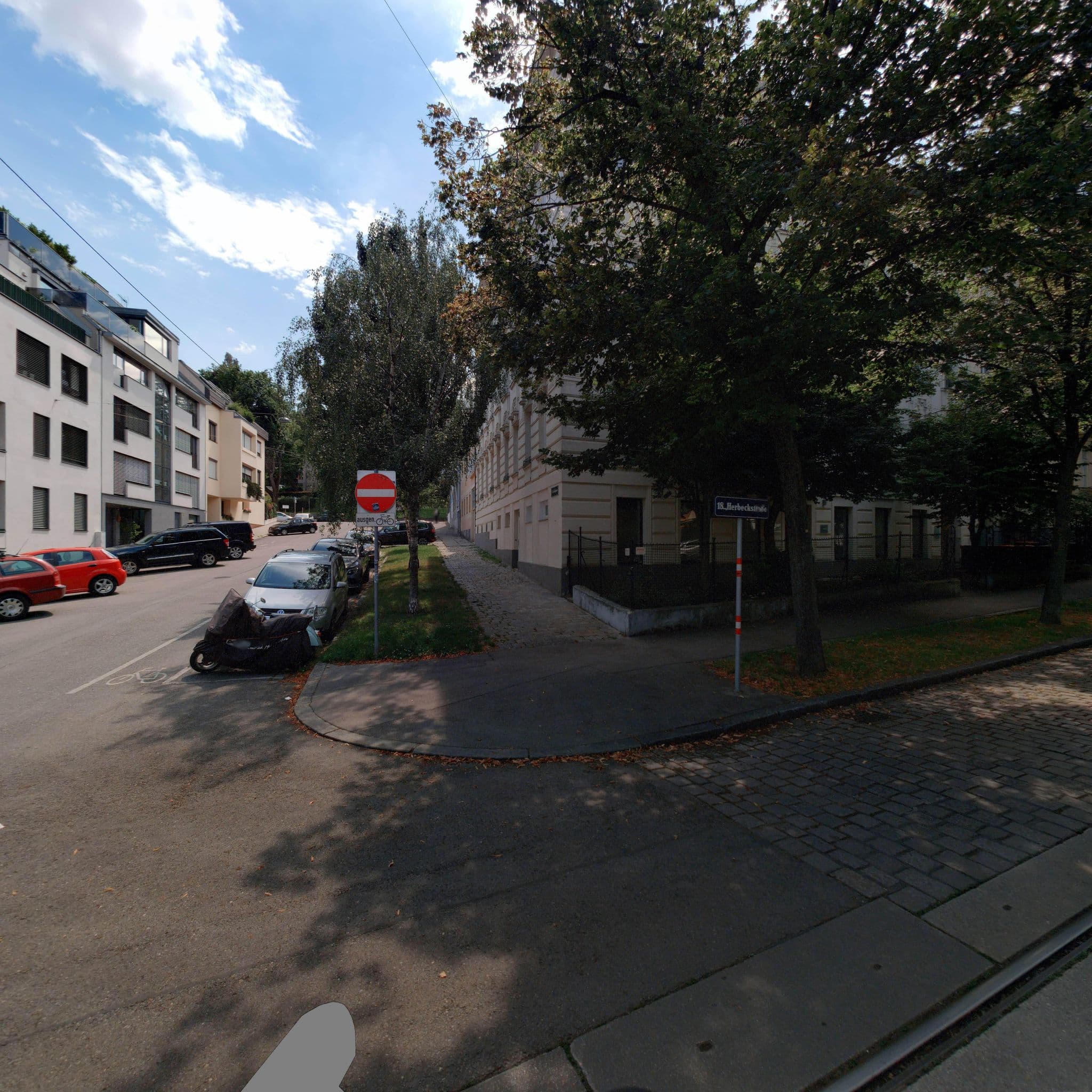 Street view near Apartment Beran, Hernals — © eliasgander (CC BY-SA · Mapillary)
