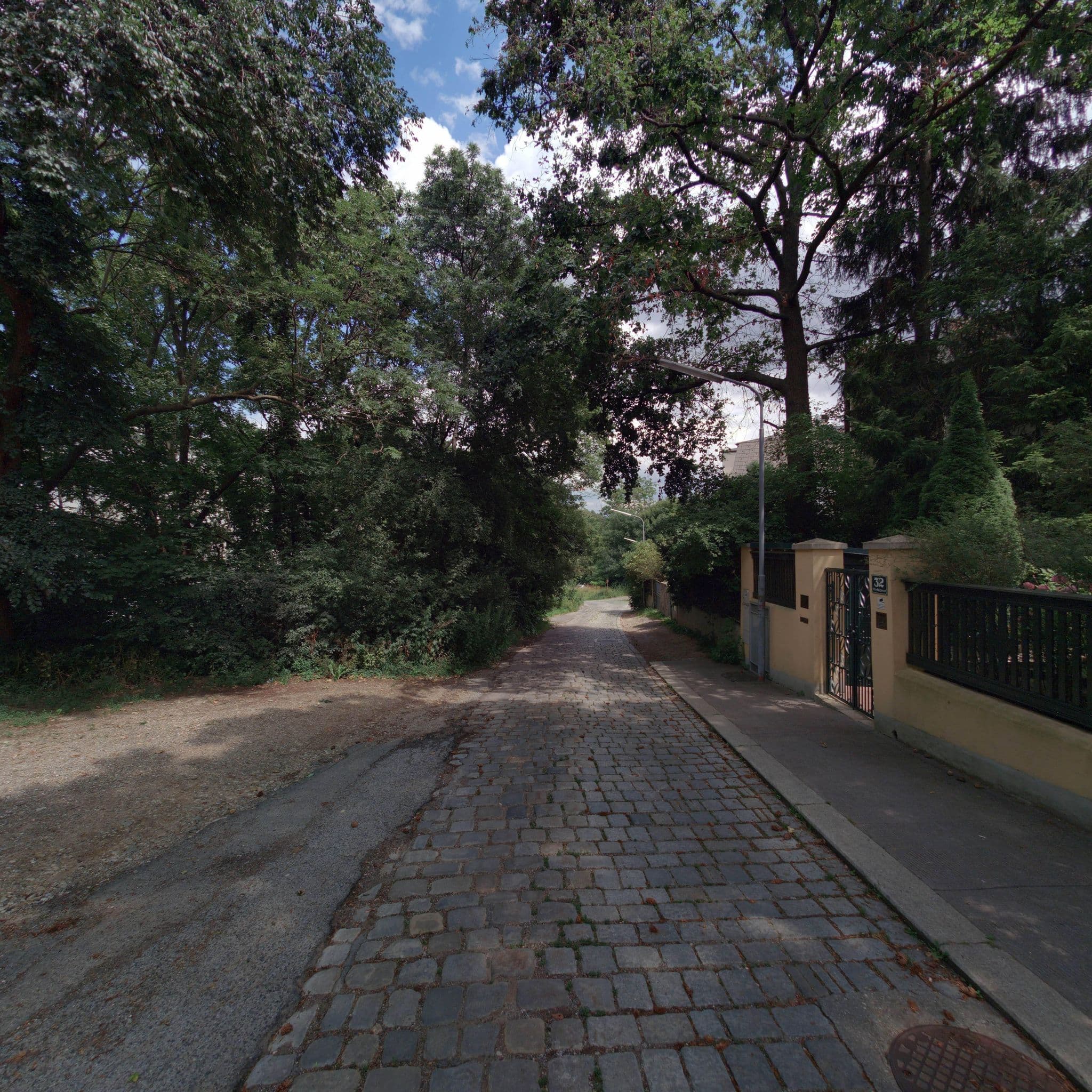 Street view near Exquisites Gartenapartment in eleganter Jugendstilvilla, Döbling — © eliasgander (CC BY-SA · Mapillary)