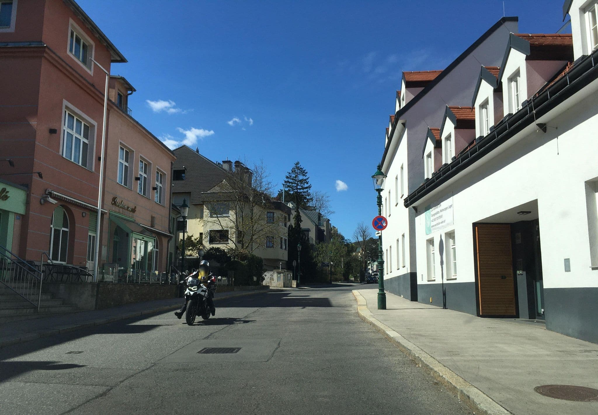 Street view near AKMOS GmbH, Döbling — © istefanos (CC BY-SA · Mapillary)
