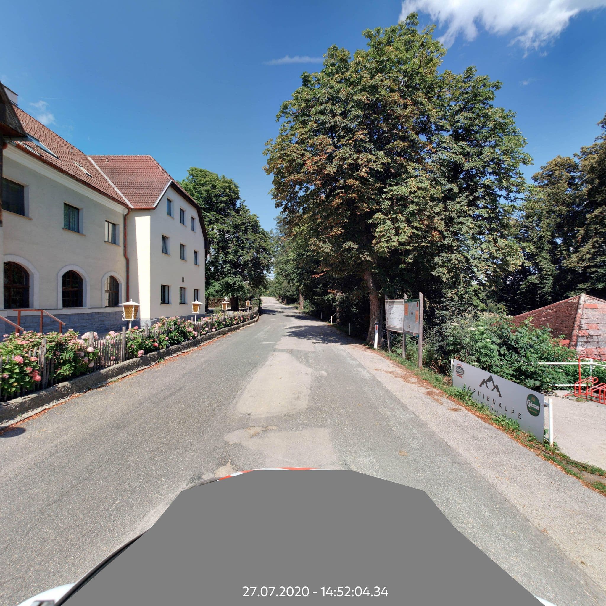 Street view near Hotel Sophienalpe, Mauerbach — © eliasgander (CC BY-SA · Mapillary)