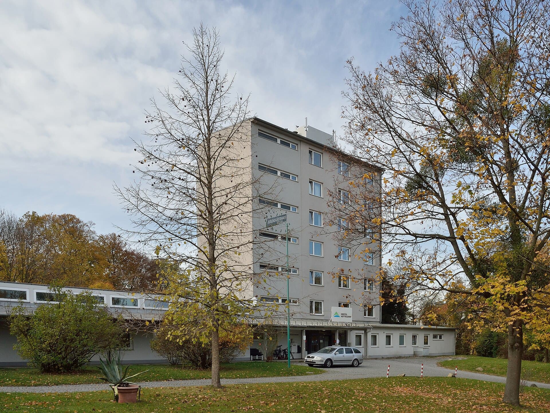 Hostel Hütteldorf (via Wikimedia Commons, CC BY-SA 4.0)